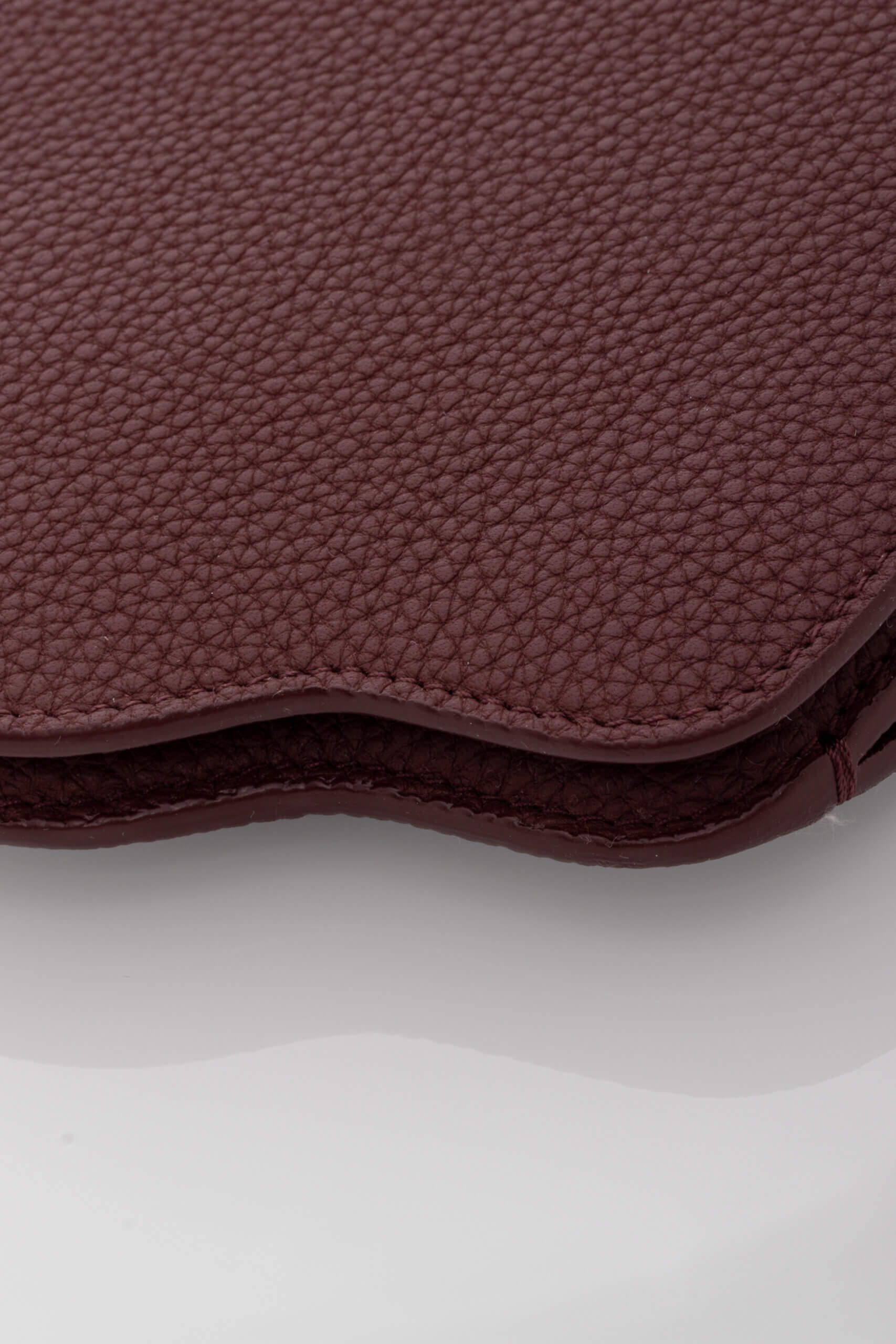 <span style="font-size: 10px; color: rgb(101, 101, 101);letter-spacing: .15em;">HARD TO FIND</span><br><strong> LORO PIANA </strong><br><div style="margin-top:10px; font-size:16px;"> Sesia Leather Crossbody Wallet Burgundy </div><br> - Image 20