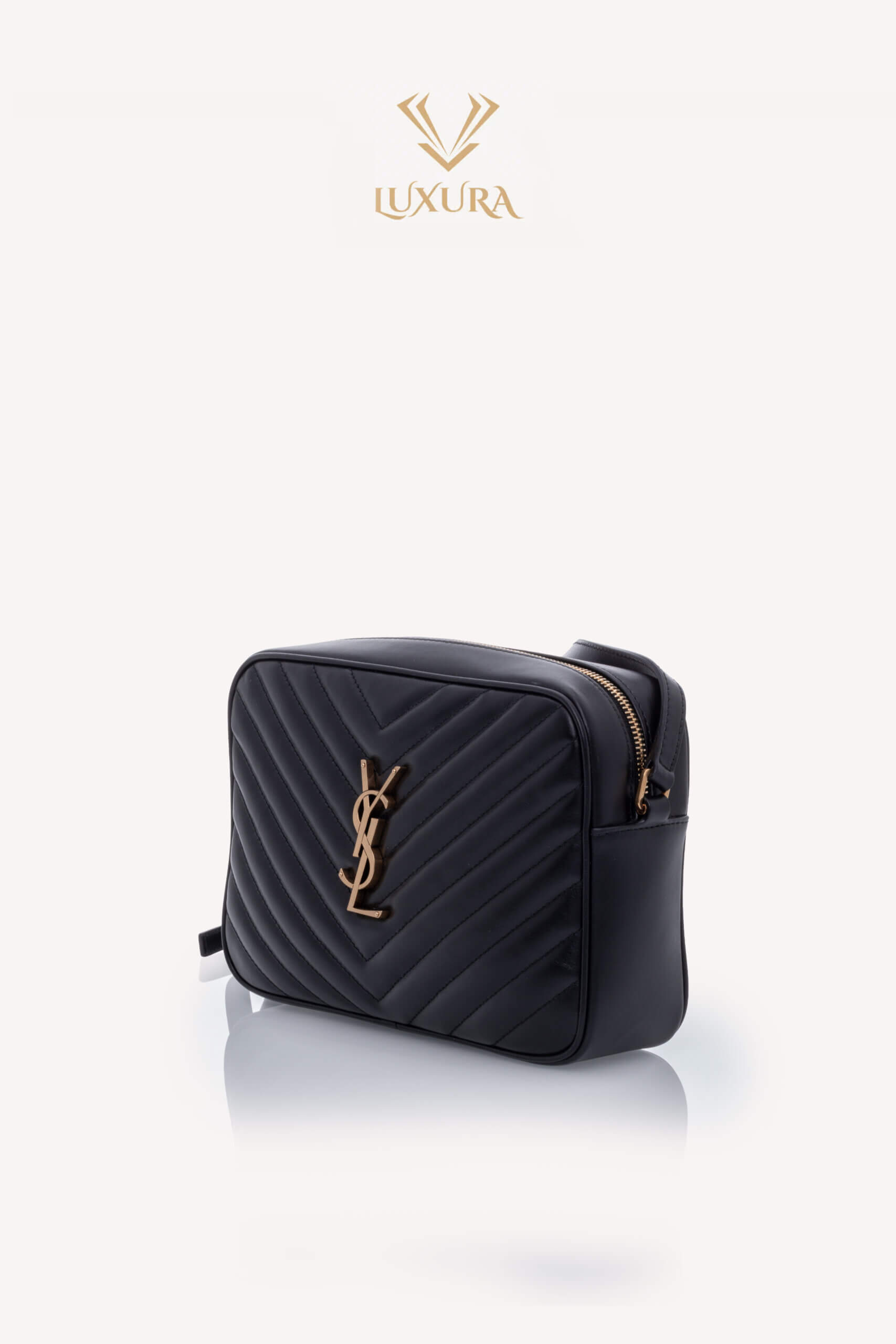 <span style="font-size: 10px; color: rgb(101, 101, 101);letter-spacing: .15em;">IN TENDINTE</span><br><strong> SAINT LAURENT </strong><br><div style="margin-top:10px; font-size:16px;">Lou Camera Bag in Black Quilted Leather</div><br> - Image 3