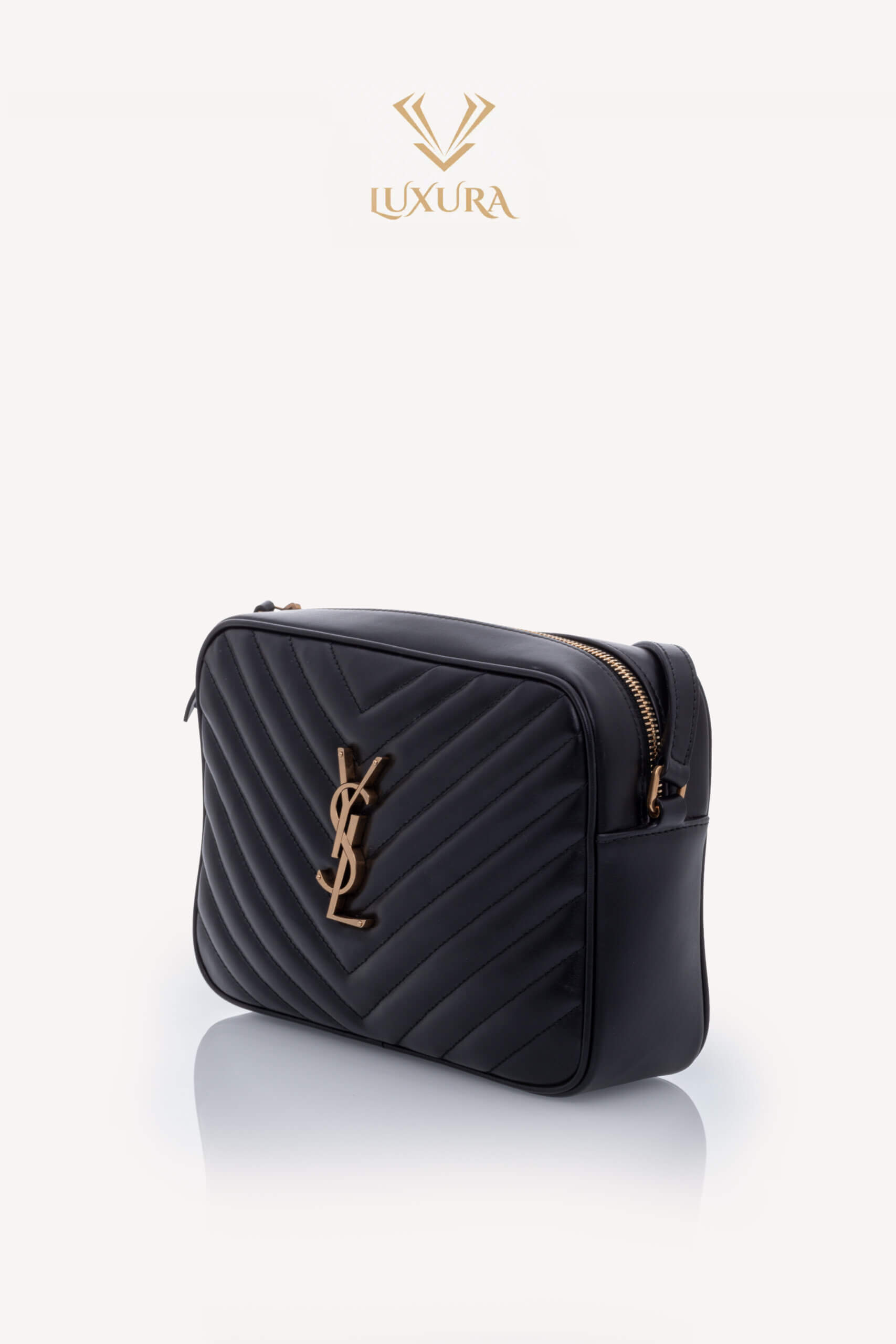 <span style="font-size: 10px; color: rgb(101, 101, 101);letter-spacing: .15em;">IN TENDINTE</span><br><strong> SAINT LAURENT </strong><br><div style="margin-top:10px; font-size:16px;">Lou Camera Bag in Black Quilted Leather</div><br> - Image 7