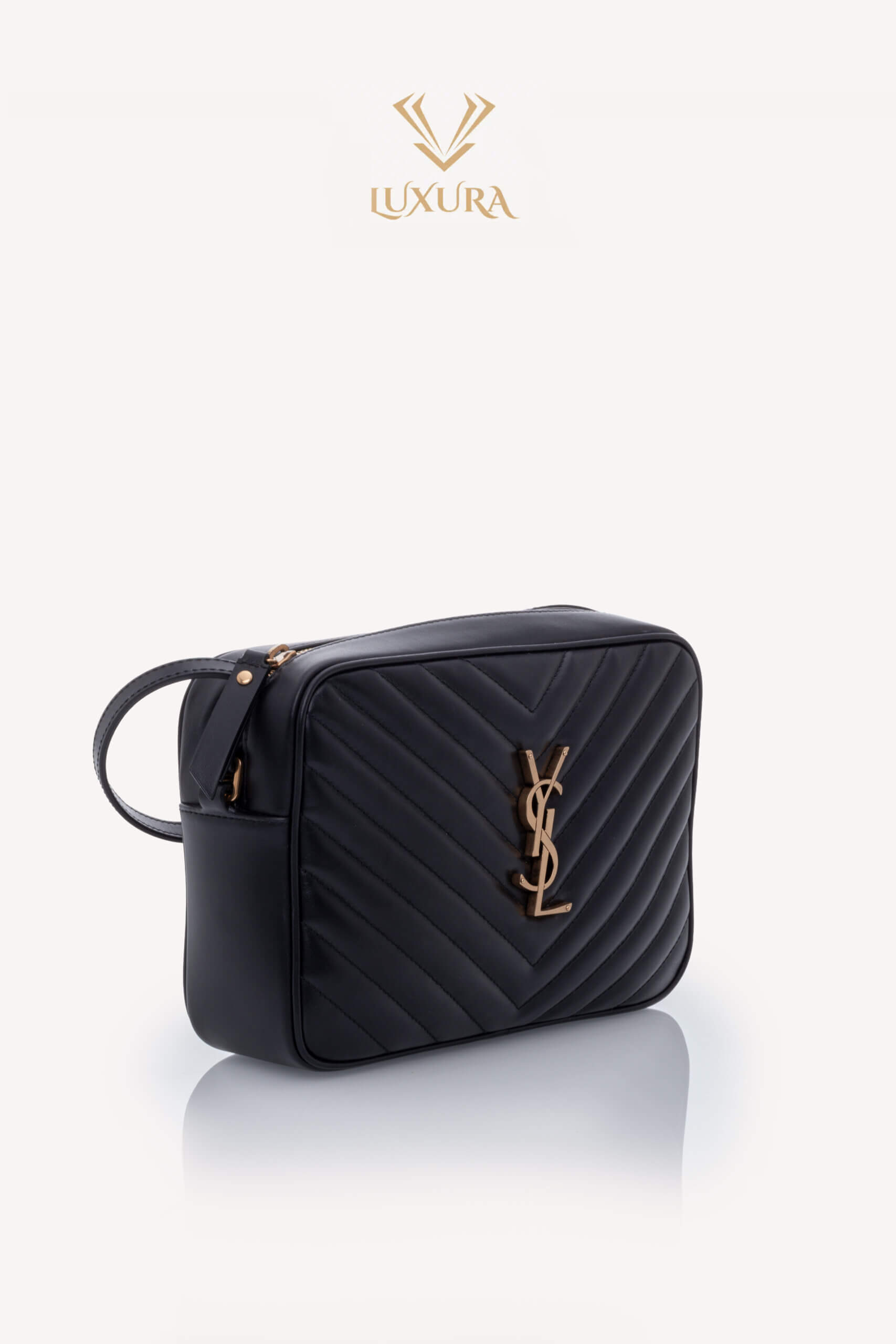 <span style="font-size: 10px; color: rgb(101, 101, 101);letter-spacing: .15em;">IN TENDINTE</span><br><strong> SAINT LAURENT </strong><br><div style="margin-top:10px; font-size:16px;">Lou Camera Bag in Black Quilted Leather</div><br> - Image 8