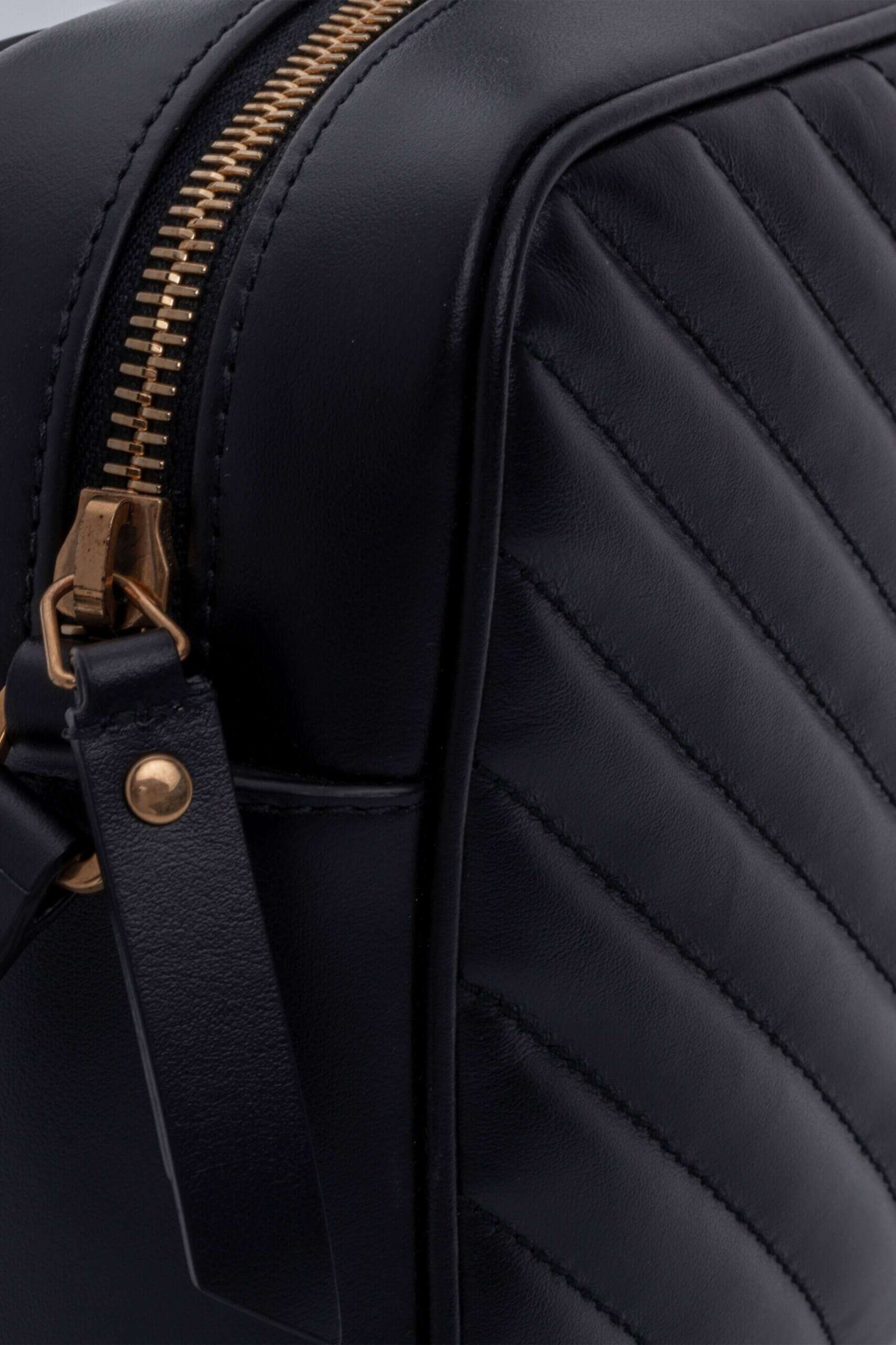 <span style="font-size: 10px; color: rgb(101, 101, 101);letter-spacing: .15em;">IN TENDINTE</span><br><strong> SAINT LAURENT </strong><br><div style="margin-top:10px; font-size:16px;">Lou Camera Bag in Black Quilted Leather</div><br> - Image 14