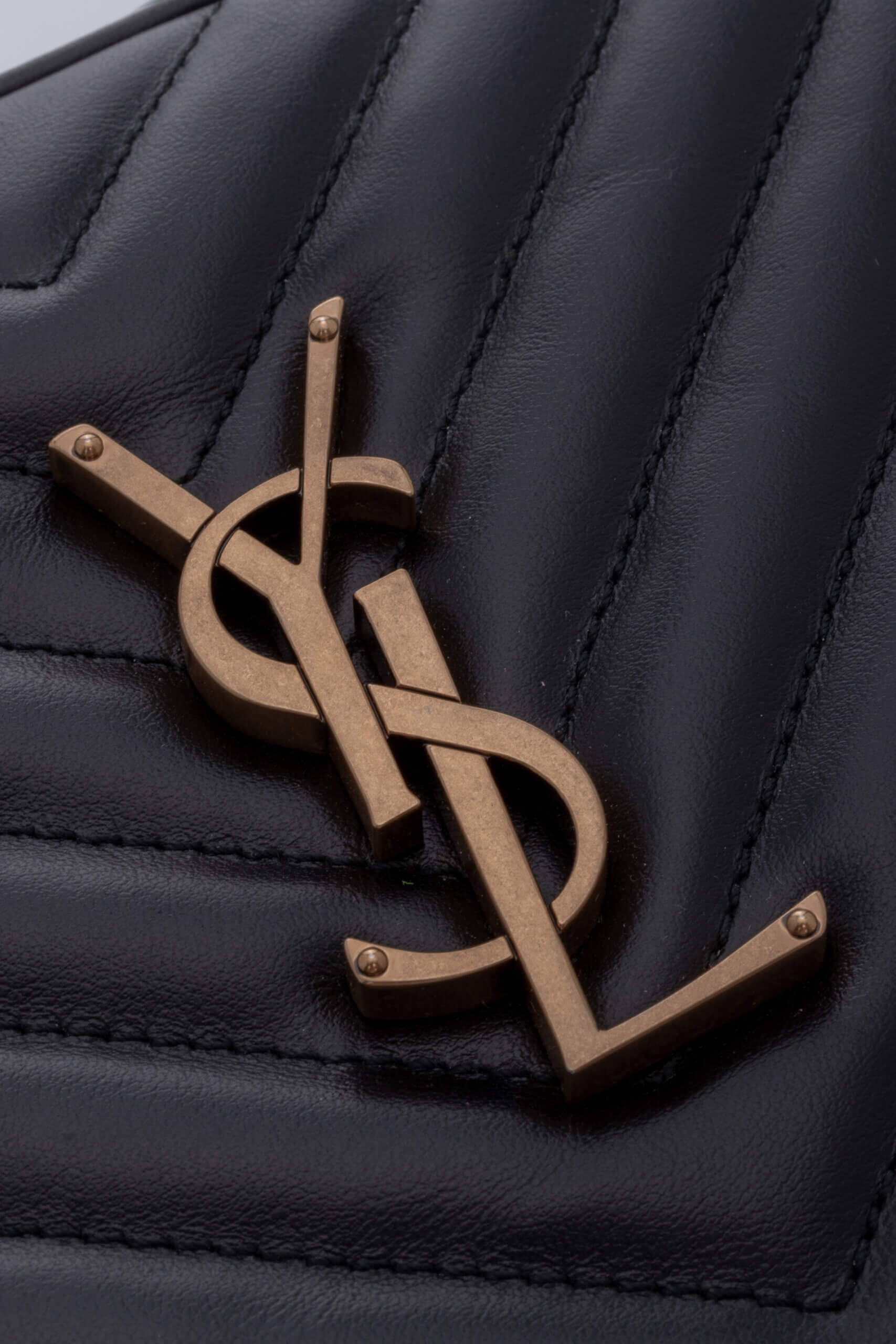 <span style="font-size: 10px; color: rgb(101, 101, 101);letter-spacing: .15em;">IN TENDINTE</span><br><strong> SAINT LAURENT </strong><br><div style="margin-top:10px; font-size:16px;">Lou Camera Bag in Black Quilted Leather</div><br> - Image 15