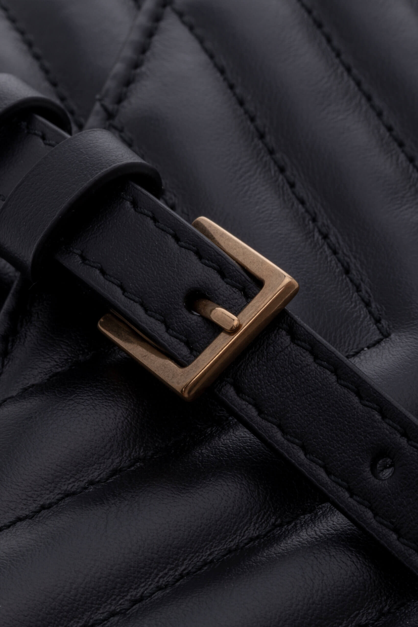 <span style="font-size: 10px; color: rgb(101, 101, 101);letter-spacing: .15em;">IN TENDINTE</span><br><strong> SAINT LAURENT </strong><br><div style="margin-top:10px; font-size:16px;">Lou Camera Bag in Black Quilted Leather</div><br> - Image 16