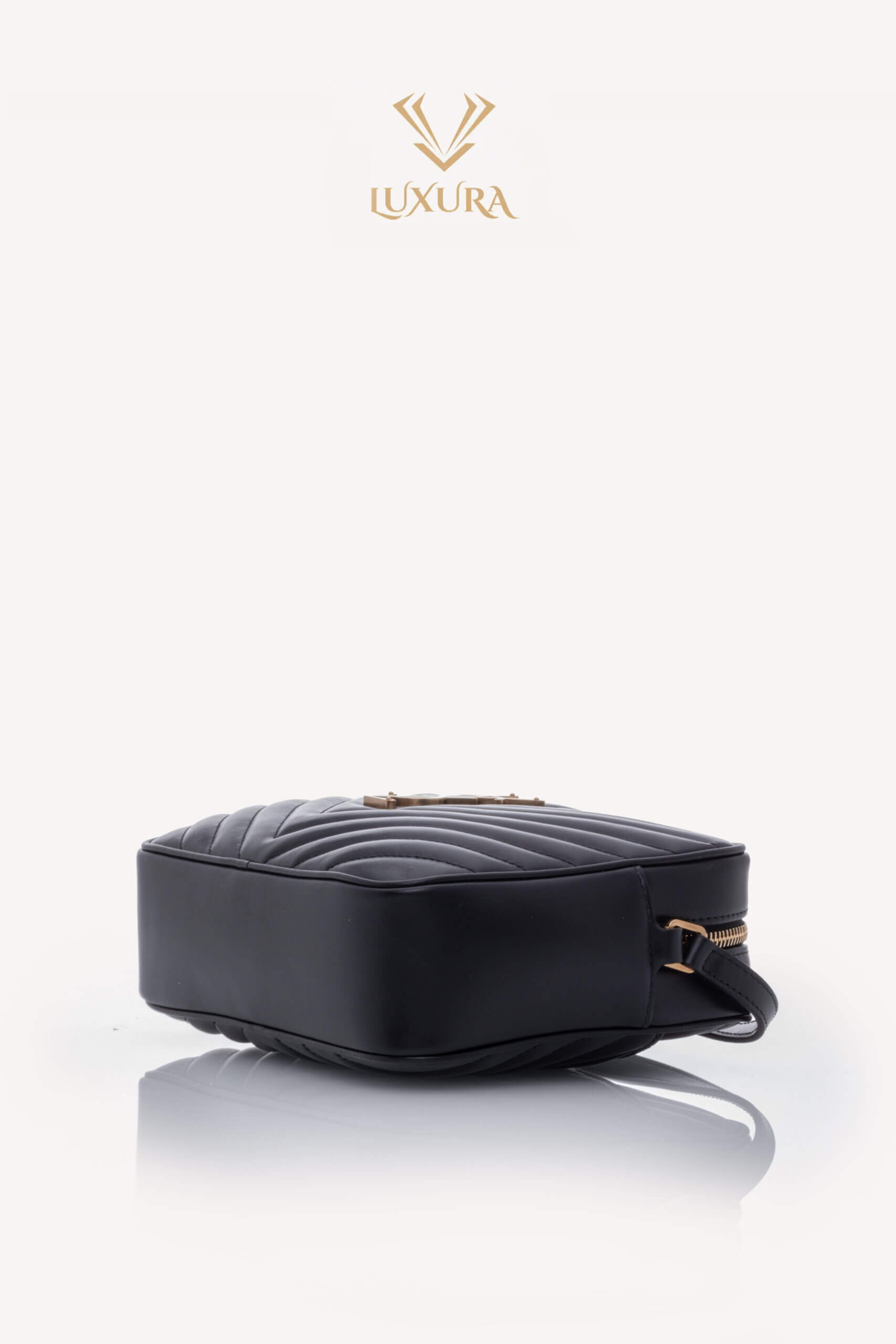 <span style="font-size: 10px; color: rgb(101, 101, 101);letter-spacing: .15em;">IN TENDINTE</span><br><strong> SAINT LAURENT </strong><br><div style="margin-top:10px; font-size:16px;">Lou Camera Bag in Black Quilted Leather</div><br> - Image 10