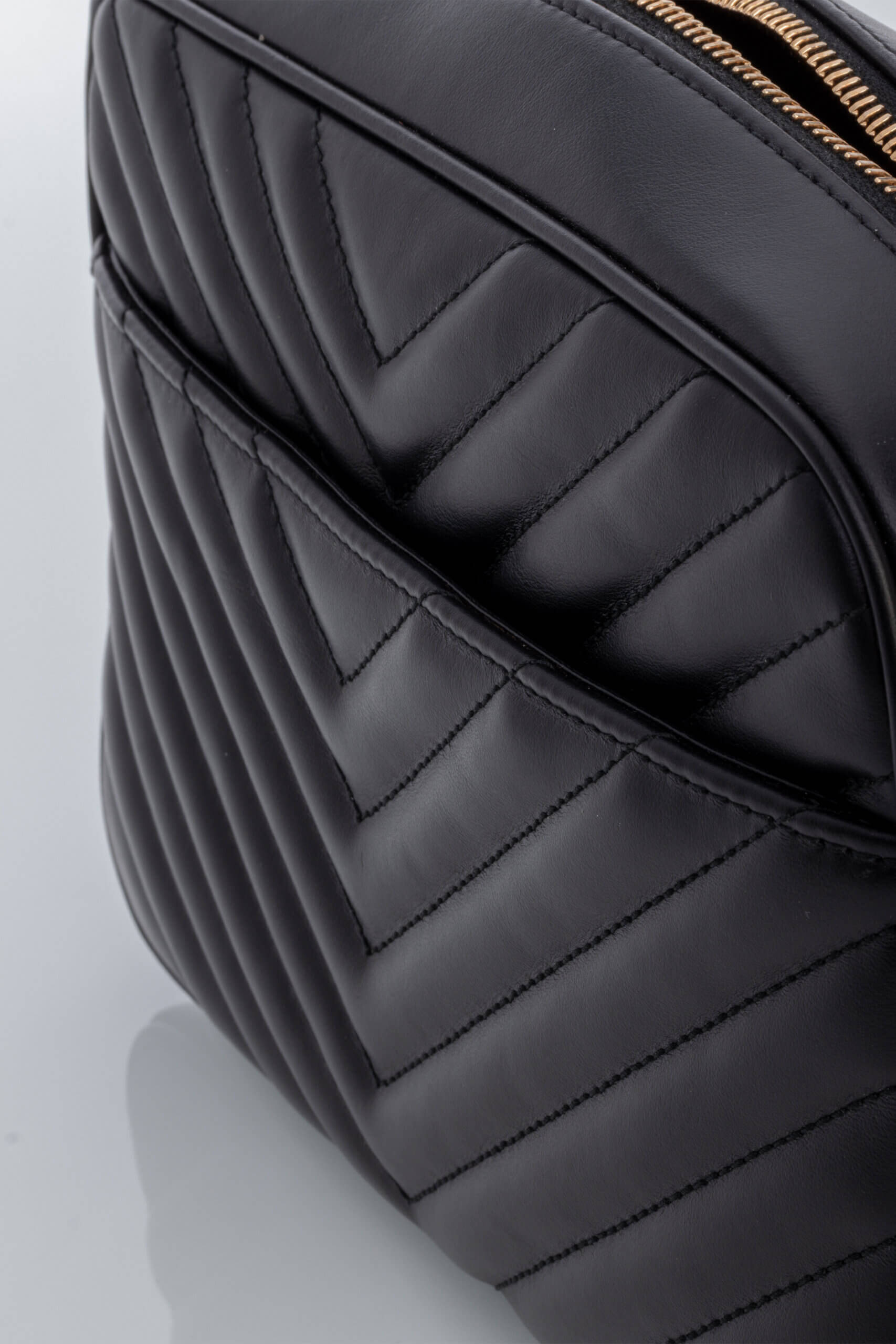 <span style="font-size: 10px; color: rgb(101, 101, 101);letter-spacing: .15em;">IN TENDINTE</span><br><strong> SAINT LAURENT </strong><br><div style="margin-top:10px; font-size:16px;">Lou Camera Bag in Black Quilted Leather</div><br> - Image 2