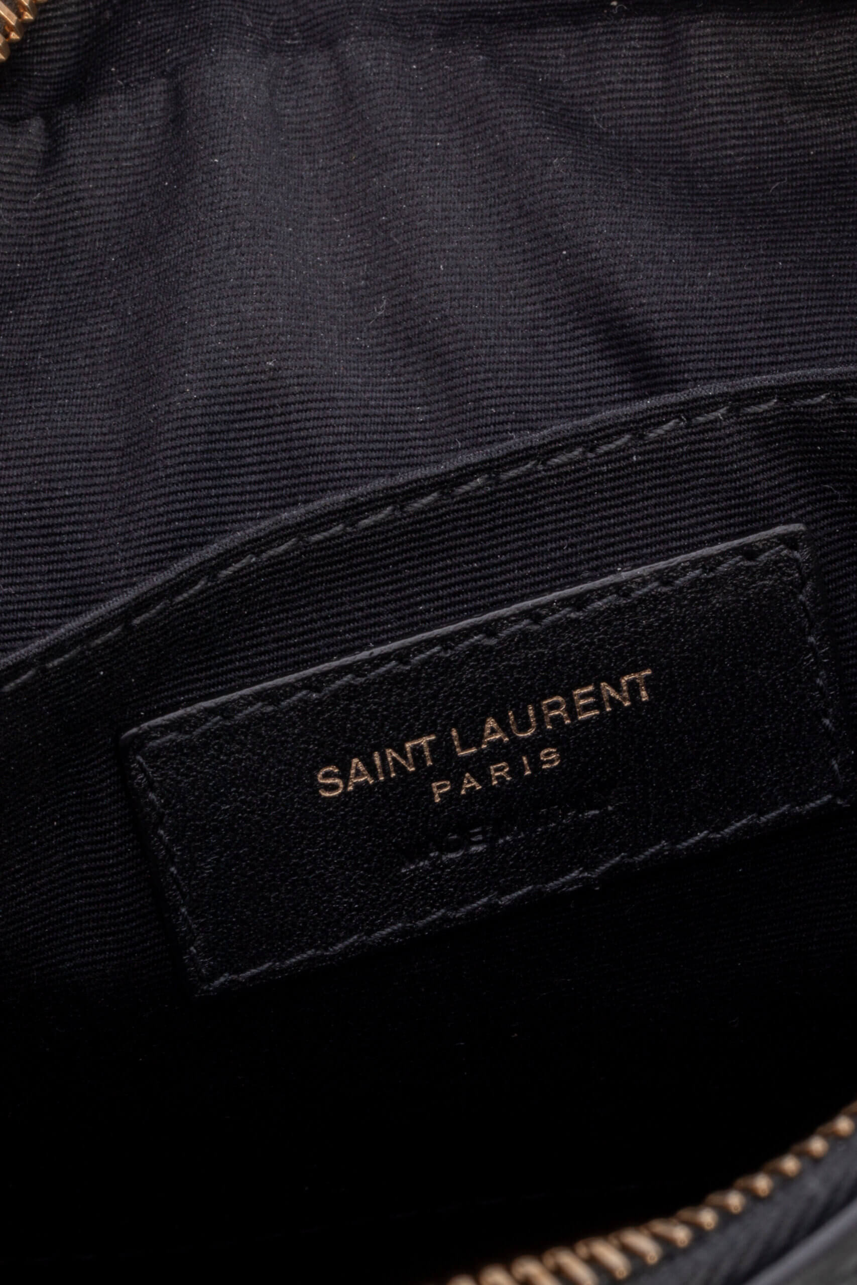 <span style="font-size: 10px; color: rgb(101, 101, 101);letter-spacing: .15em;">IN TENDINTE</span><br><strong> SAINT LAURENT </strong><br><div style="margin-top:10px; font-size:16px;">Lou Camera Bag in Black Quilted Leather</div><br> - Image 11