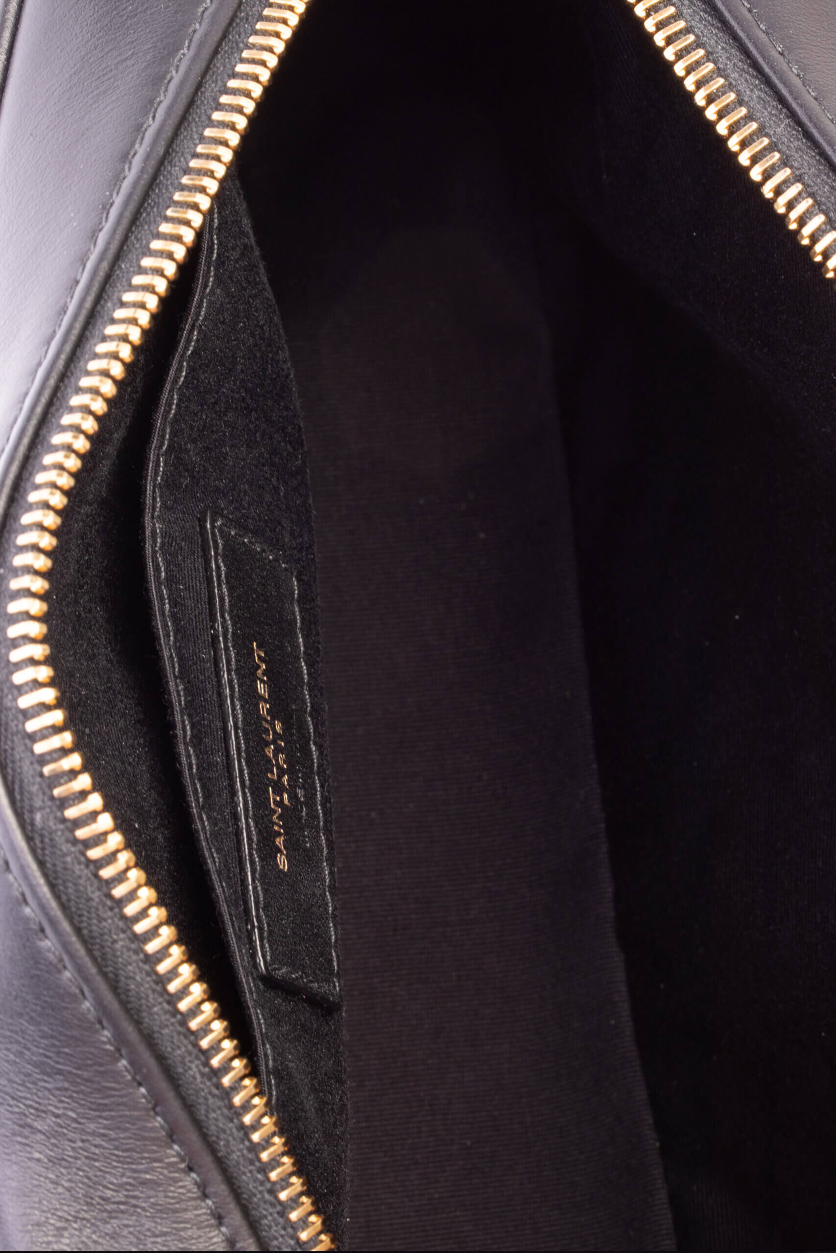 <span style="font-size: 10px; color: rgb(101, 101, 101);letter-spacing: .15em;">IN TENDINTE</span><br><strong> SAINT LAURENT </strong><br><div style="margin-top:10px; font-size:16px;">Lou Camera Bag in Black Quilted Leather</div><br> - Image 12