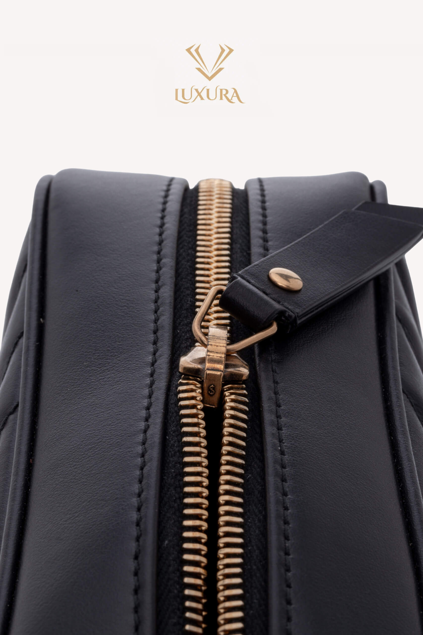 <span style="font-size: 10px; color: rgb(101, 101, 101);letter-spacing: .15em;">IN TENDINTE</span><br><strong> SAINT LAURENT </strong><br><div style="margin-top:10px; font-size:16px;">Lou Camera Bag in Black Quilted Leather</div><br> - Image 13