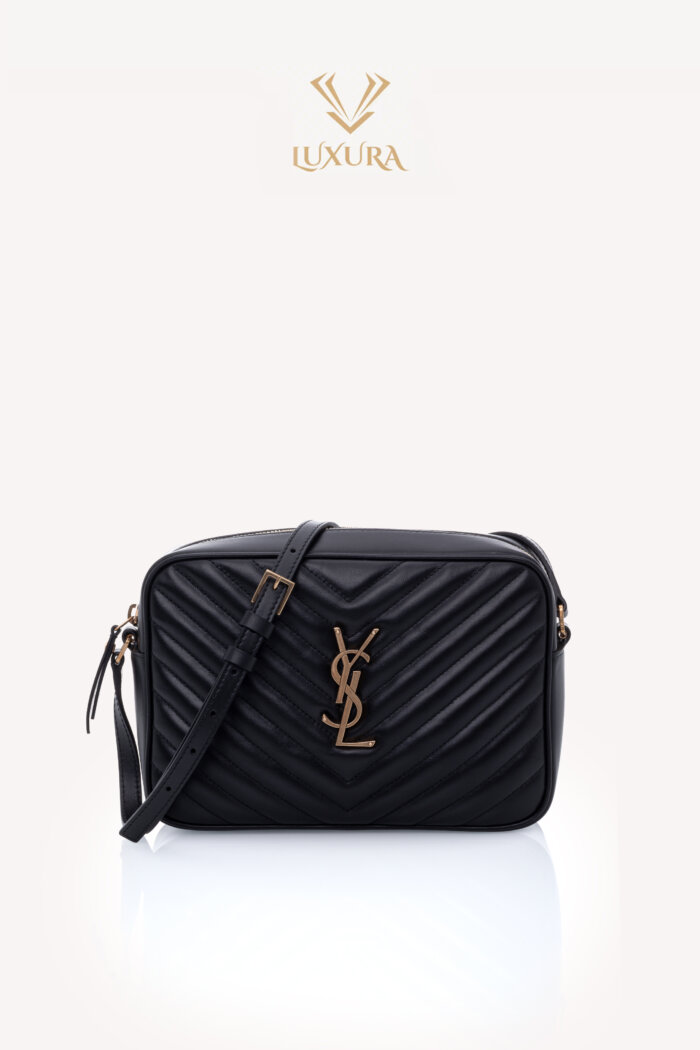<span style="font-size: 10px; color: rgb(101, 101, 101);letter-spacing: .15em;">IN TENDINTE</span><br><strong> SAINT LAURENT </strong><br><div style="margin-top:10px; font-size:16px;">Lou Camera Bag in Black Quilted Leather</div><br>