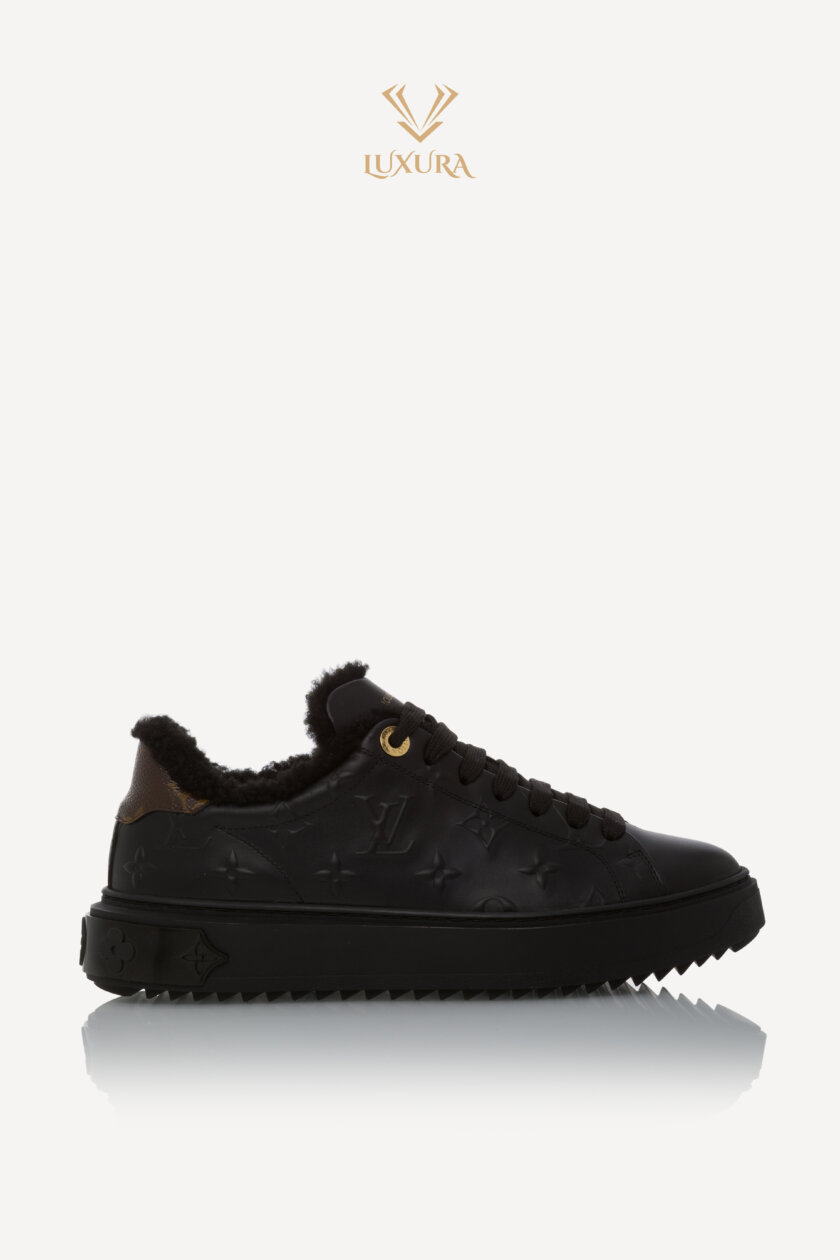 <span style="font-size: 10px; color: rgb(101, 101, 101);letter-spacing: .15em;">HARD TO FIND</span><br><strong>LOUIS VUITTON </strong><br><div style="margin-top:10px; font-size:16px;"> Shearling Time Out Sneakers Black 37 1AAE04 </div><br>