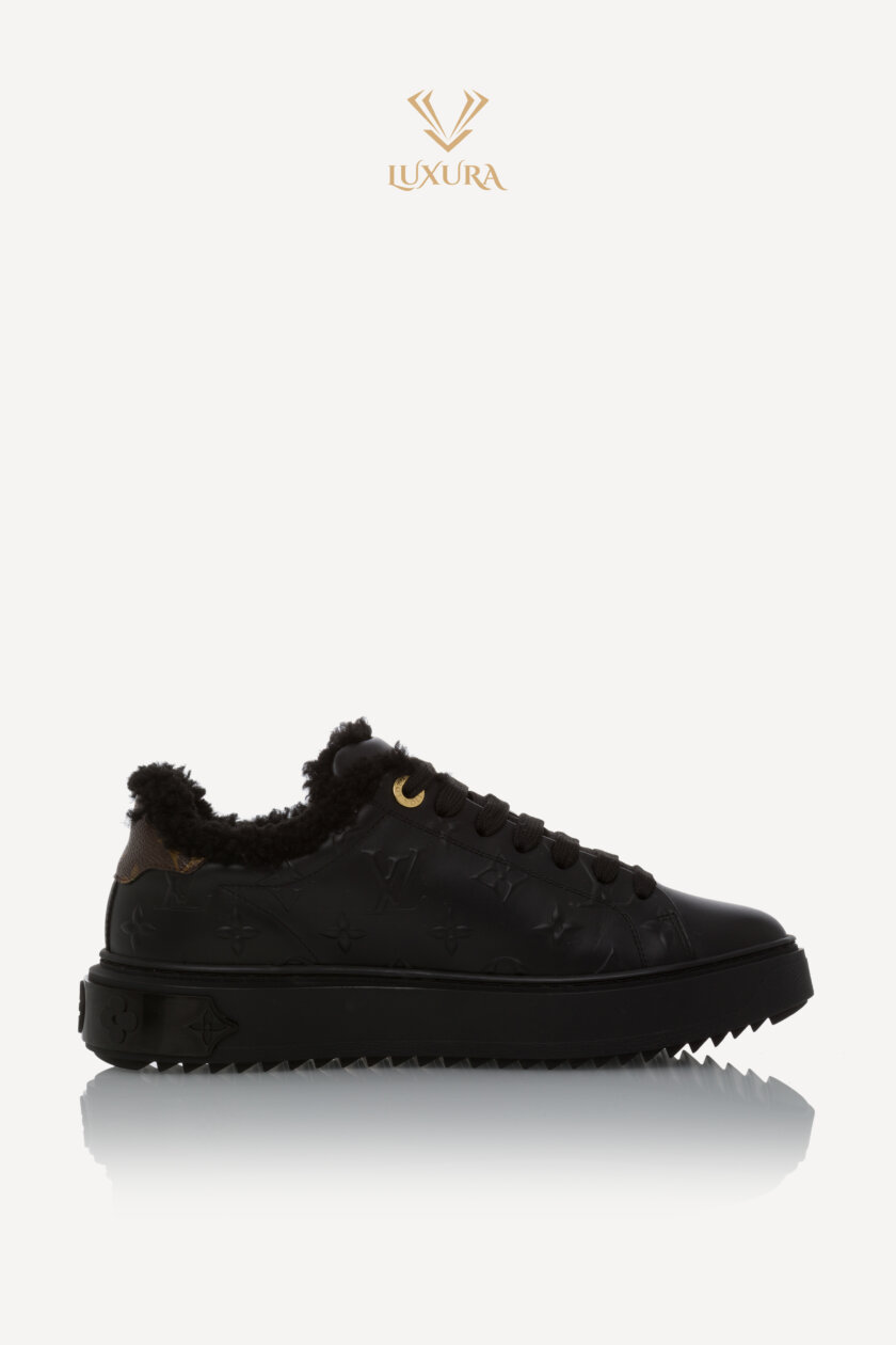 <span style="font-size: 10px; color: rgb(101, 101, 101);letter-spacing: .15em;">HARD TO FIND</span><br><strong>LOUIS VUITTON </strong><br><div style="margin-top:10px; font-size:16px;"> Shearling Time Out Sneakers Black 37 1AAE04 </div><br> - Image 9