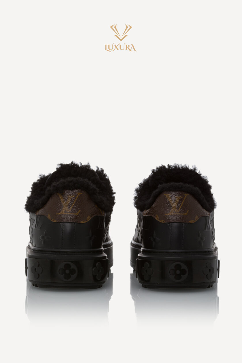 <span style="font-size: 10px; color: rgb(101, 101, 101);letter-spacing: .15em;">HARD TO FIND</span><br><strong>LOUIS VUITTON </strong><br><div style="margin-top:10px; font-size:16px;"> Shearling Time Out Sneakers Black 37 1AAE04 </div><br> - Image 5