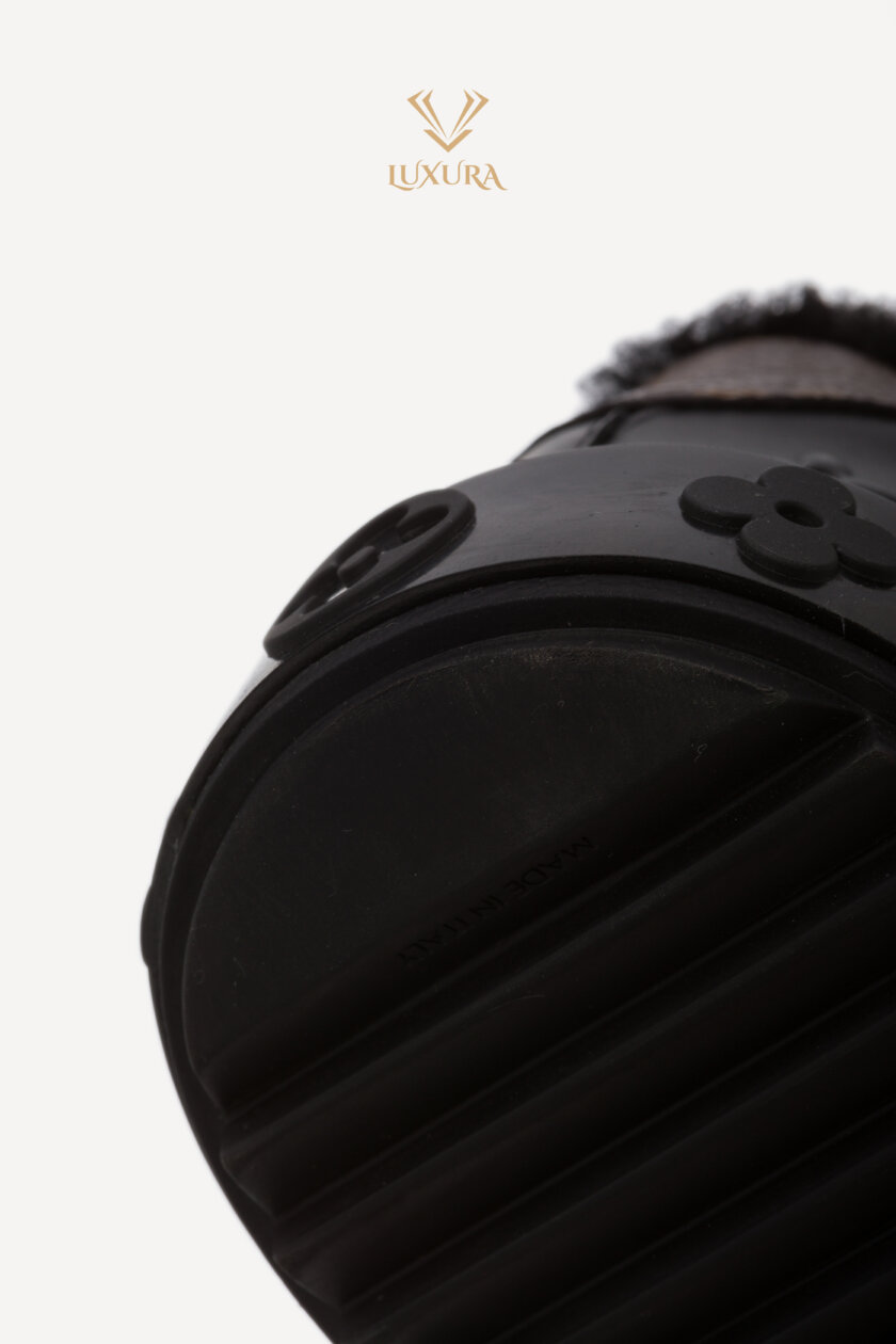 <span style="font-size: 10px; color: rgb(101, 101, 101);letter-spacing: .15em;">HARD TO FIND</span><br><strong>LOUIS VUITTON </strong><br><div style="margin-top:10px; font-size:16px;"> Shearling Time Out Sneakers Black 37 1AAE04 </div><br> - Image 15