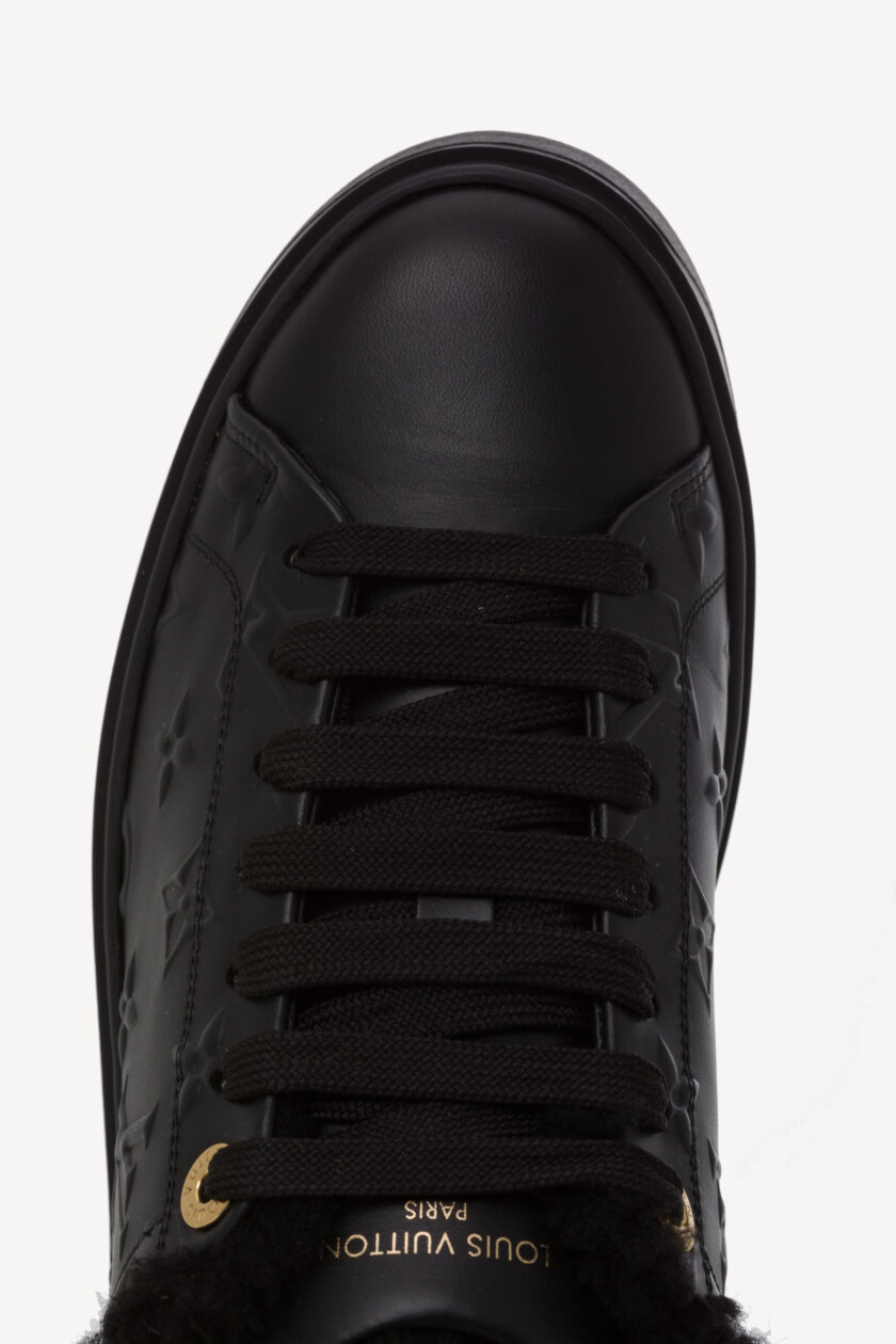 <span style="font-size: 10px; color: rgb(101, 101, 101);letter-spacing: .15em;">HARD TO FIND</span><br><strong>LOUIS VUITTON </strong><br><div style="margin-top:10px; font-size:16px;"> Shearling Time Out Sneakers Black 37 1AAE04 </div><br> - Image 6