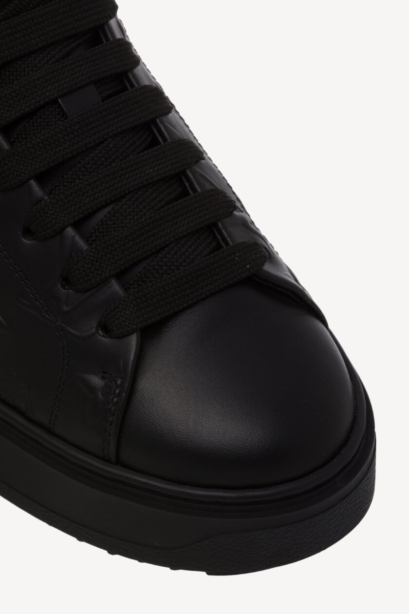 <span style="font-size: 10px; color: rgb(101, 101, 101);letter-spacing: .15em;">HARD TO FIND</span><br><strong>LOUIS VUITTON </strong><br><div style="margin-top:10px; font-size:16px;"> Shearling Time Out Sneakers Black 37 1AAE04 </div><br> - Image 7