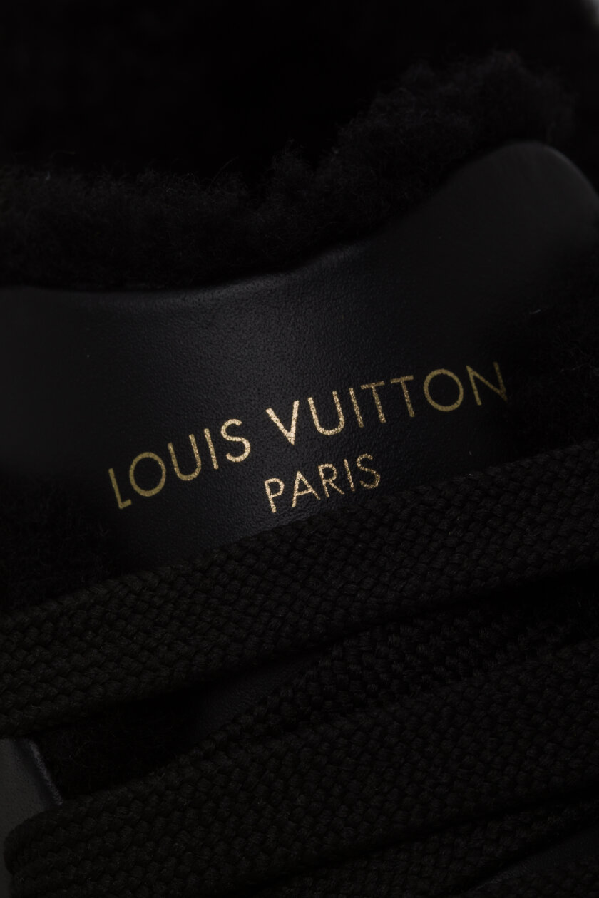 <span style="font-size: 10px; color: rgb(101, 101, 101);letter-spacing: .15em;">HARD TO FIND</span><br><strong>LOUIS VUITTON </strong><br><div style="margin-top:10px; font-size:16px;"> Shearling Time Out Sneakers Black 37 1AAE04 </div><br> - Image 13