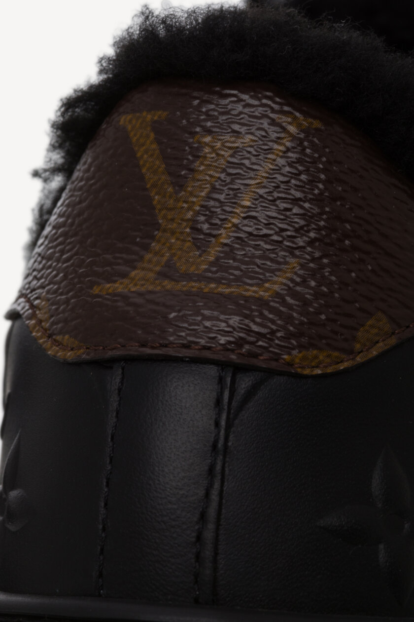 <span style="font-size: 10px; color: rgb(101, 101, 101);letter-spacing: .15em;">HARD TO FIND</span><br><strong>LOUIS VUITTON </strong><br><div style="margin-top:10px; font-size:16px;"> Shearling Time Out Sneakers Black 37 1AAE04 </div><br> - Image 10