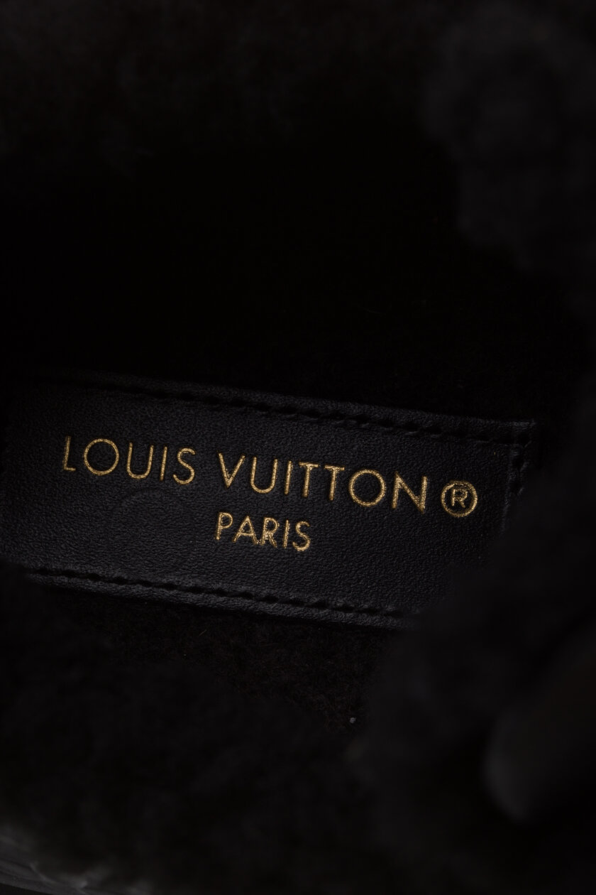 <span style="font-size: 10px; color: rgb(101, 101, 101);letter-spacing: .15em;">HARD TO FIND</span><br><strong>LOUIS VUITTON </strong><br><div style="margin-top:10px; font-size:16px;"> Shearling Time Out Sneakers Black 37 1AAE04 </div><br> - Image 14