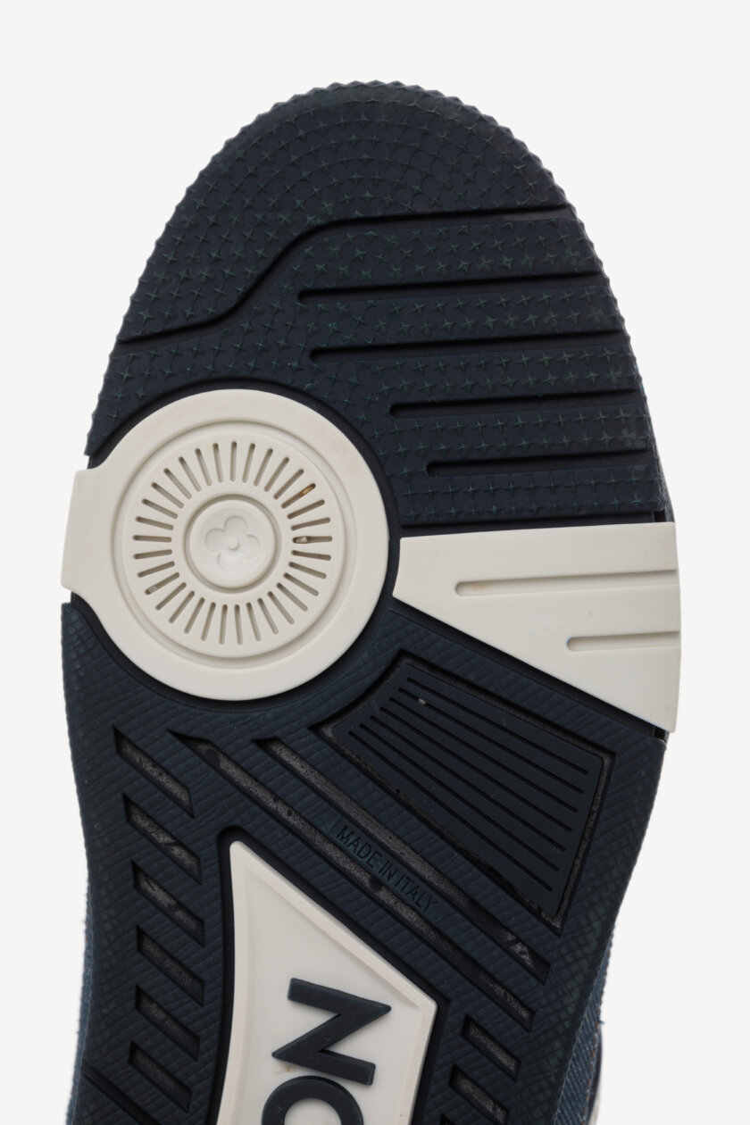 <span style="font-size: 10px; color: rgb(101, 101, 101);letter-spacing: .15em;">HARD TO FIND</span><br><strong>LOUIS VUITTON </strong><br><div style="margin-top:10px; font-size:16px;"> Trainer Sneaker Marine 37 1AHT36 </div><br> - Image 17