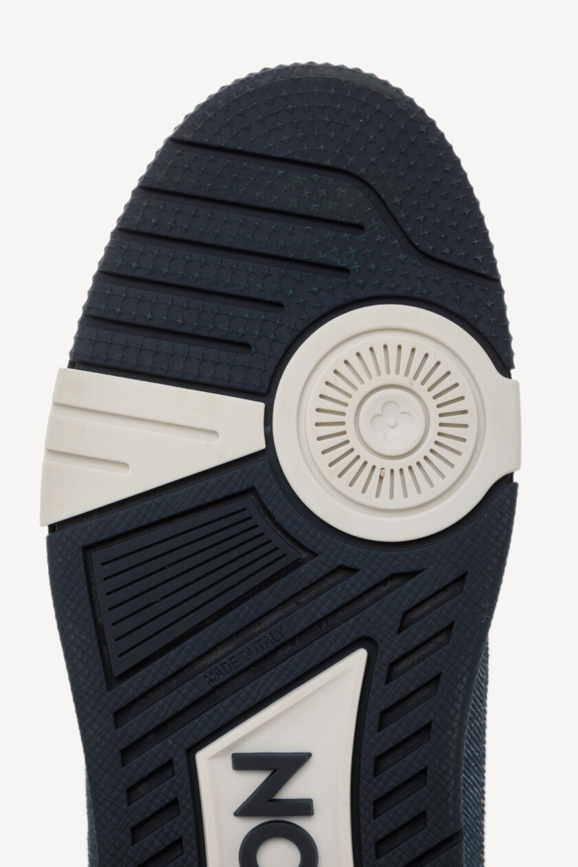 <span style="font-size: 10px; color: rgb(101, 101, 101);letter-spacing: .15em;">HARD TO FIND</span><br><strong>LOUIS VUITTON </strong><br><div style="margin-top:10px; font-size:16px;"> Trainer Sneaker Marine 37 1AHT36 </div><br> - Image 16