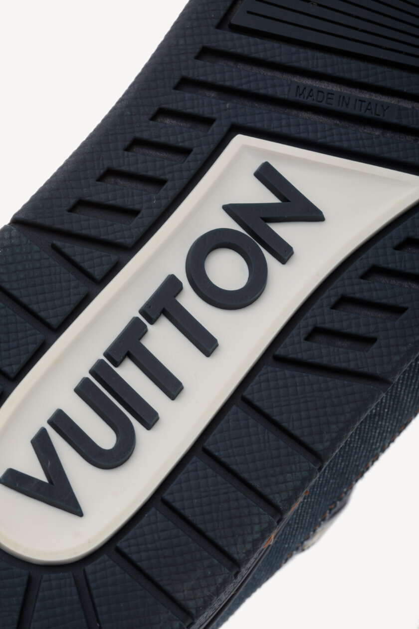 <span style="font-size: 10px; color: rgb(101, 101, 101);letter-spacing: .15em;">HARD TO FIND</span><br><strong>LOUIS VUITTON </strong><br><div style="margin-top:10px; font-size:16px;"> Trainer Sneaker Marine 37 1AHT36 </div><br> - Image 20