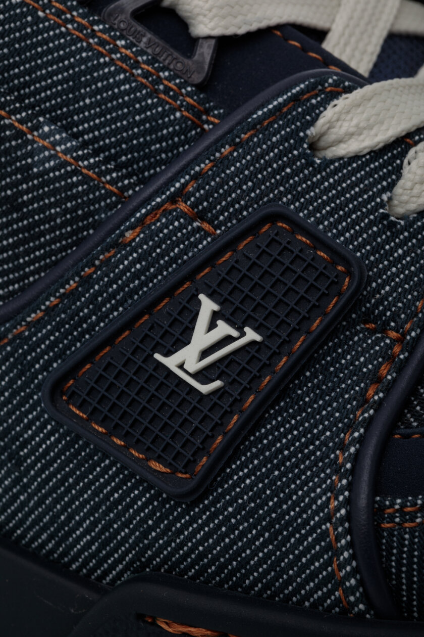 <span style="font-size: 10px; color: rgb(101, 101, 101);letter-spacing: .15em;">HARD TO FIND</span><br><strong>LOUIS VUITTON </strong><br><div style="margin-top:10px; font-size:16px;"> Trainer Sneaker Marine 37 1AHT36 </div><br> - Image 12
