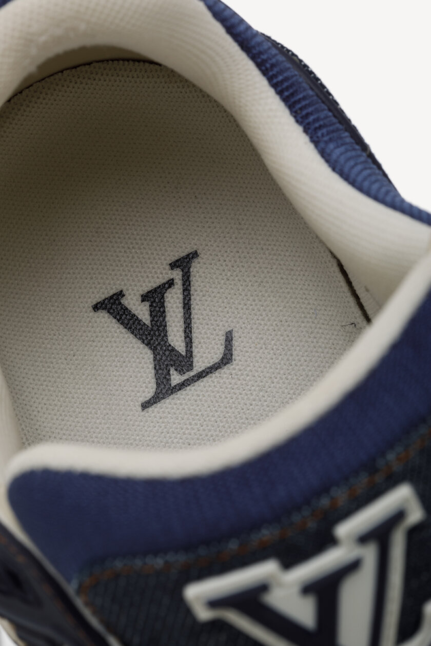 <span style="font-size: 10px; color: rgb(101, 101, 101);letter-spacing: .15em;">HARD TO FIND</span><br><strong>LOUIS VUITTON </strong><br><div style="margin-top:10px; font-size:16px;"> Trainer Sneaker Marine 37 1AHT36 </div><br> - Image 14