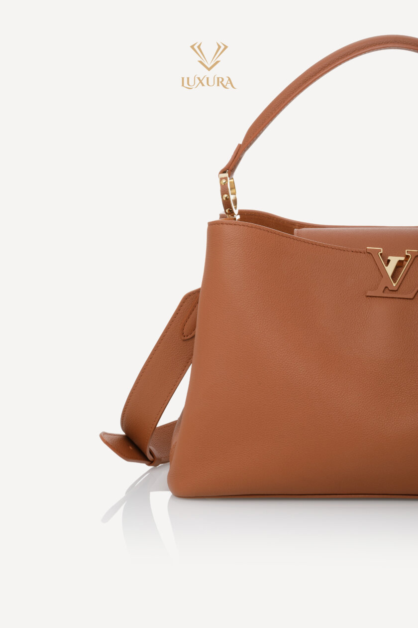 <span style="font-size: 10px; color: rgb(101, 101, 101);letter-spacing: .15em;">NEW COLLECTION</span><br><strong> LOUIS VUITTON </strong><br><div style="margin-top:10px;font-size:16px;"> Capucines Souple GM Handbag Leather Cognac Brown M24879 </div><br> - Image 10