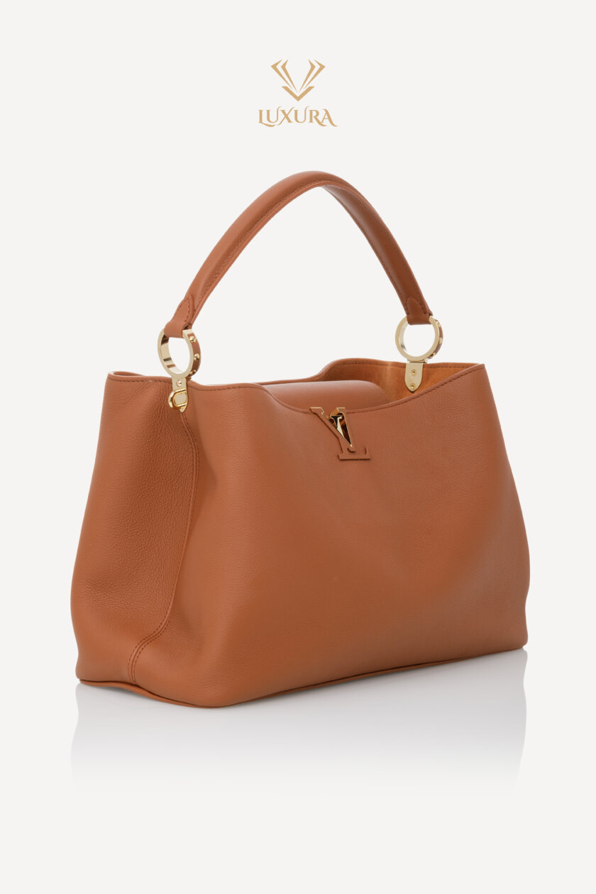 <span style="font-size: 10px; color: rgb(101, 101, 101);letter-spacing: .15em;">NEW COLLECTION</span><br><strong> LOUIS VUITTON </strong><br><div style="margin-top:10px;font-size:16px;"> Capucines Souple GM Handbag Leather Cognac Brown M24879 </div><br> - Image 3