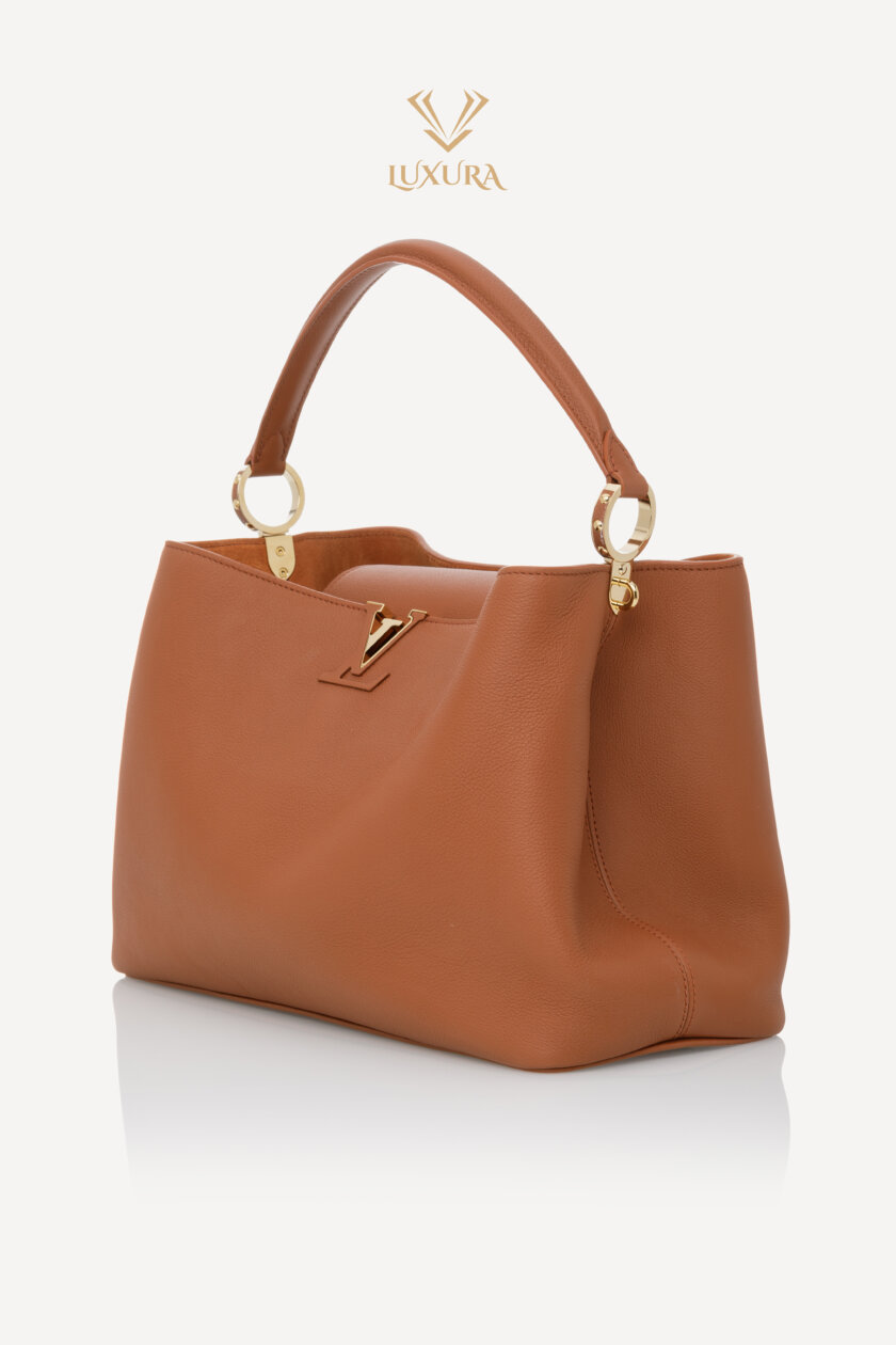 <span style="font-size: 10px; color: rgb(101, 101, 101);letter-spacing: .15em;">NEW COLLECTION</span><br><strong> LOUIS VUITTON </strong><br><div style="margin-top:10px;font-size:16px;"> Capucines Souple GM Handbag Leather Cognac Brown M24879 </div><br> - Image 9