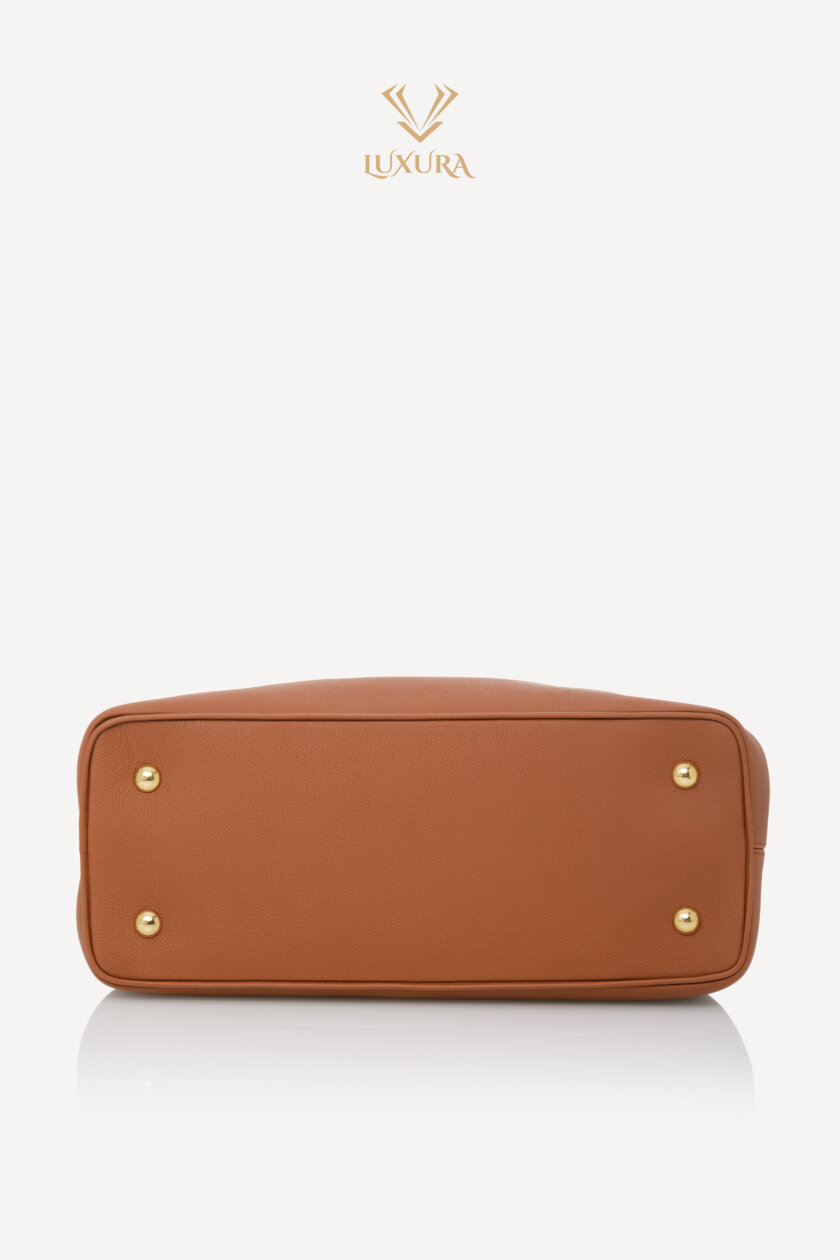 <span style="font-size: 10px; color: rgb(101, 101, 101);letter-spacing: .15em;">NEW COLLECTION</span><br><strong> LOUIS VUITTON </strong><br><div style="margin-top:10px;font-size:16px;"> Capucines Souple GM Handbag Leather Cognac Brown M24879 </div><br> - Image 23