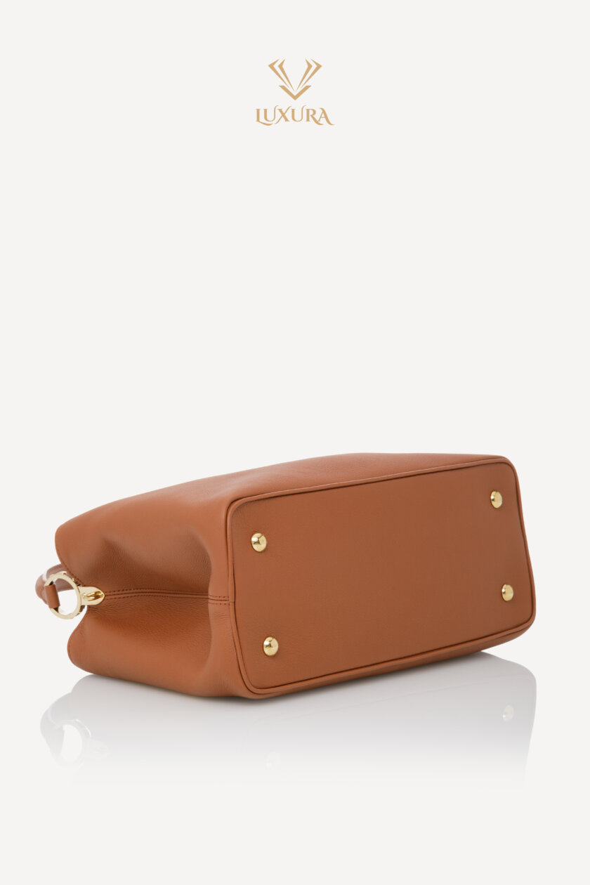 <span style="font-size: 10px; color: rgb(101, 101, 101);letter-spacing: .15em;">NEW COLLECTION</span><br><strong> LOUIS VUITTON </strong><br><div style="margin-top:10px;font-size:16px;"> Capucines Souple GM Handbag Leather Cognac Brown M24879 </div><br> - Image 22