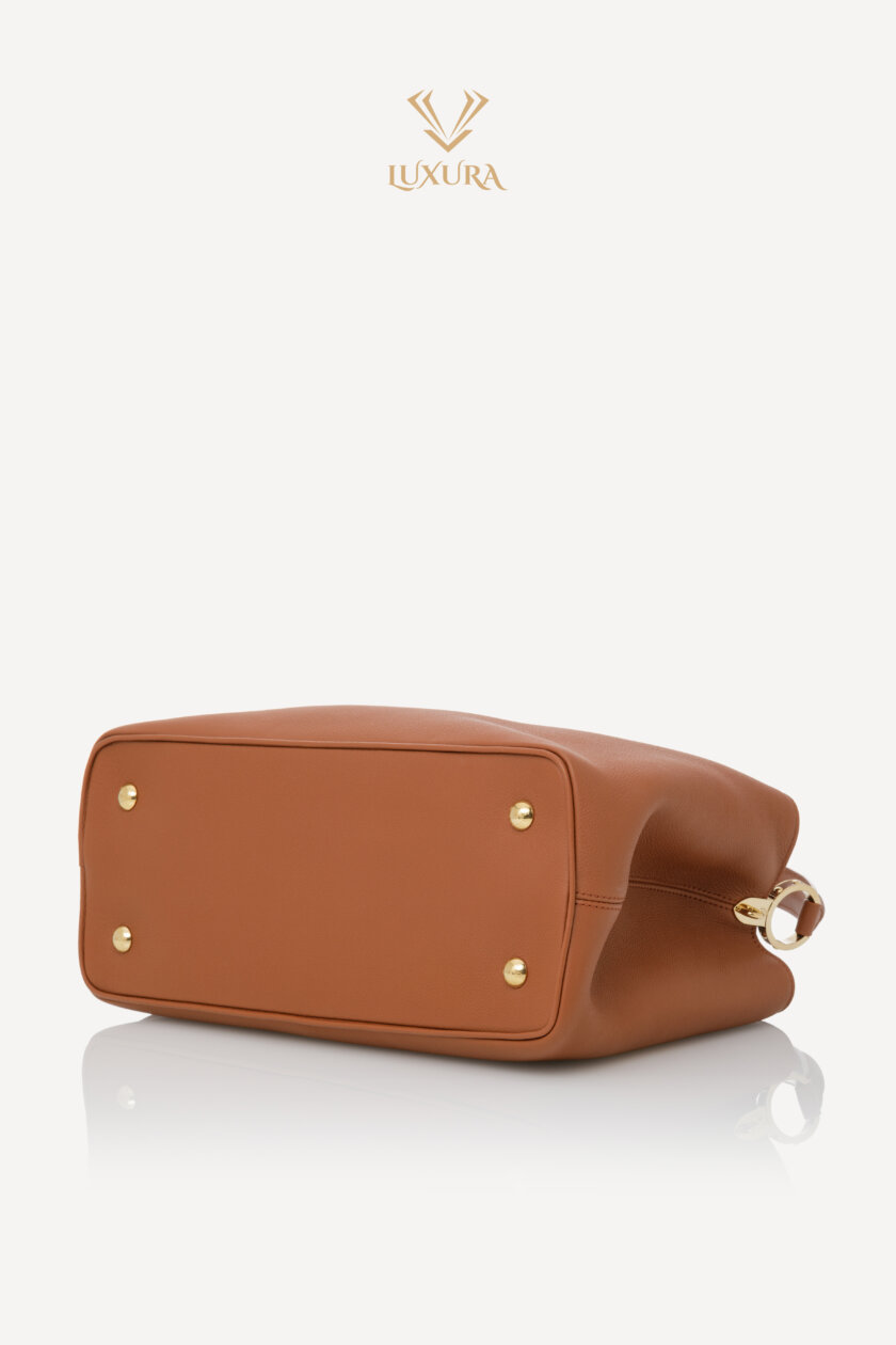 <span style="font-size: 10px; color: rgb(101, 101, 101);letter-spacing: .15em;">NEW COLLECTION</span><br><strong> LOUIS VUITTON </strong><br><div style="margin-top:10px;font-size:16px;"> Capucines Souple GM Handbag Leather Cognac Brown M24879 </div><br> - Image 24