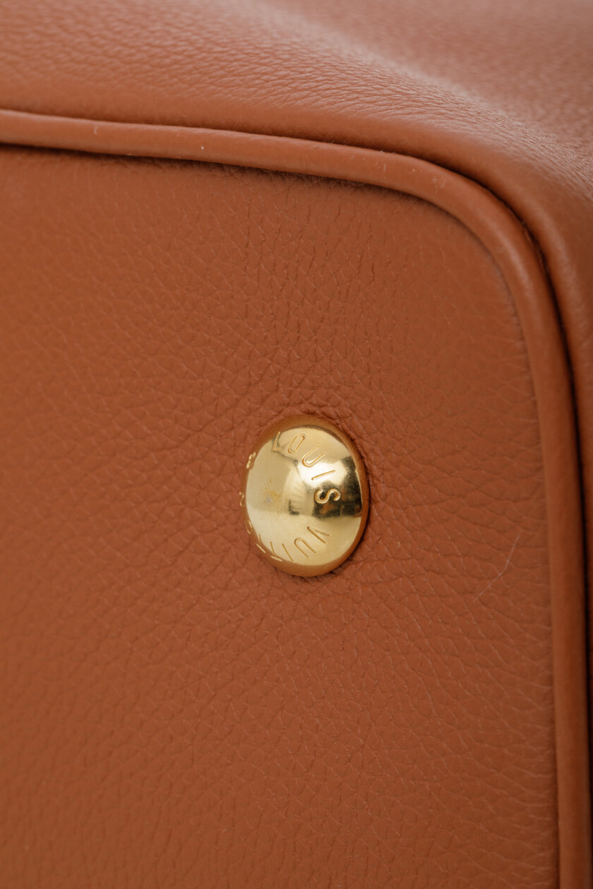 <span style="font-size: 10px; color: rgb(101, 101, 101);letter-spacing: .15em;">NEW COLLECTION</span><br><strong> LOUIS VUITTON </strong><br><div style="margin-top:10px;font-size:16px;"> Capucines Souple GM Handbag Leather Cognac Brown M24879 </div><br> - Image 21