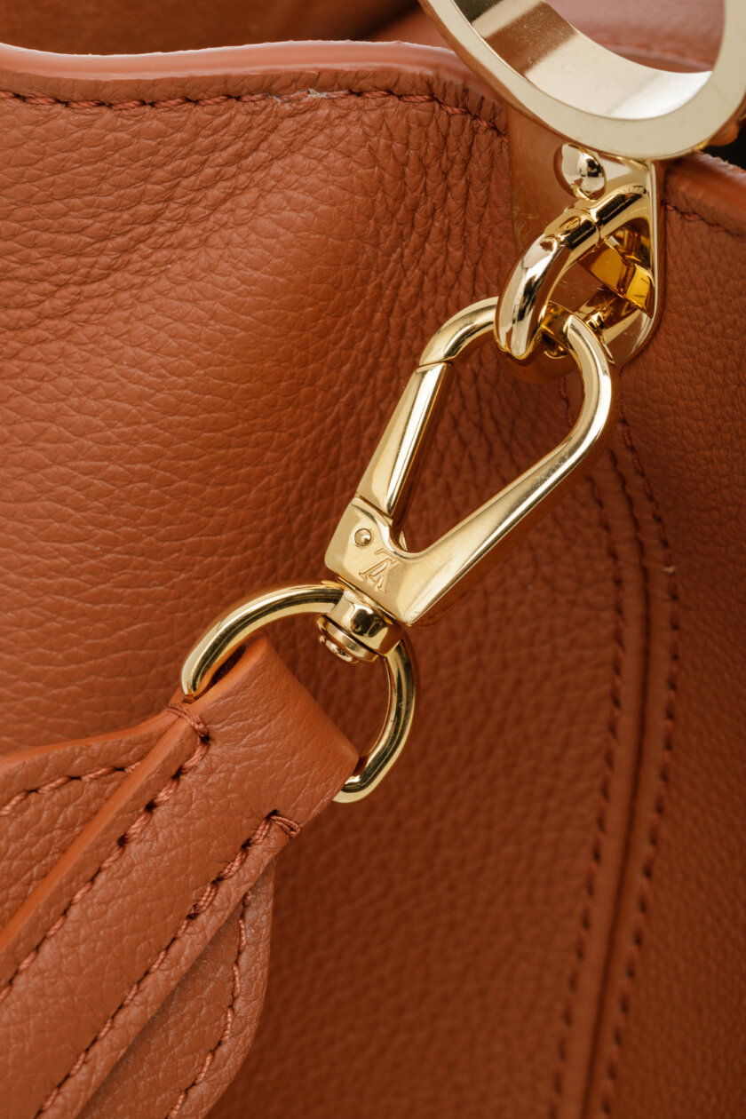 <span style="font-size: 10px; color: rgb(101, 101, 101);letter-spacing: .15em;">NEW COLLECTION</span><br><strong> LOUIS VUITTON </strong><br><div style="margin-top:10px;font-size:16px;"> Capucines Souple GM Handbag Leather Cognac Brown M24879 </div><br> - Image 15