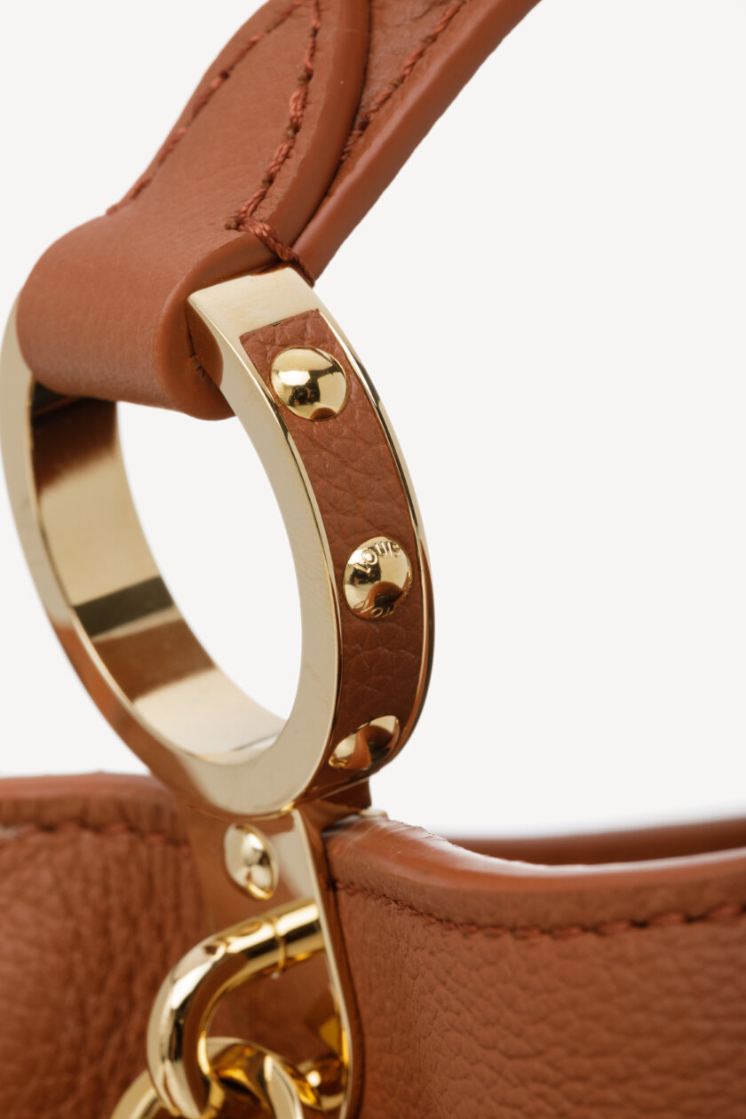 <span style="font-size: 10px; color: rgb(101, 101, 101);letter-spacing: .15em;">NEW COLLECTION</span><br><strong> LOUIS VUITTON </strong><br><div style="margin-top:10px;font-size:16px;"> Capucines Souple GM Handbag Leather Cognac Brown M24879 </div><br> - Image 14
