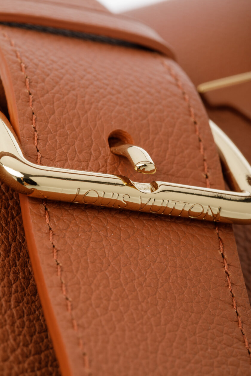 <span style="font-size: 10px; color: rgb(101, 101, 101);letter-spacing: .15em;">NEW COLLECTION</span><br><strong> LOUIS VUITTON </strong><br><div style="margin-top:10px;font-size:16px;"> Capucines Souple GM Handbag Leather Cognac Brown M24879 </div><br> - Image 13