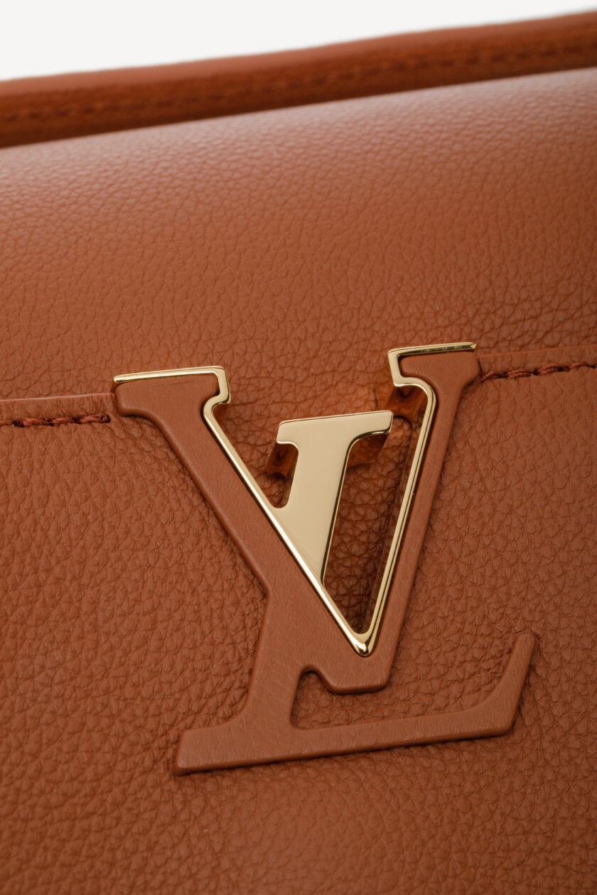 <span style="font-size: 10px; color: rgb(101, 101, 101);letter-spacing: .15em;">NEW COLLECTION</span><br><strong> LOUIS VUITTON </strong><br><div style="margin-top:10px;font-size:16px;"> Capucines Souple GM Handbag Leather Cognac Brown M24879 </div><br> - Image 11