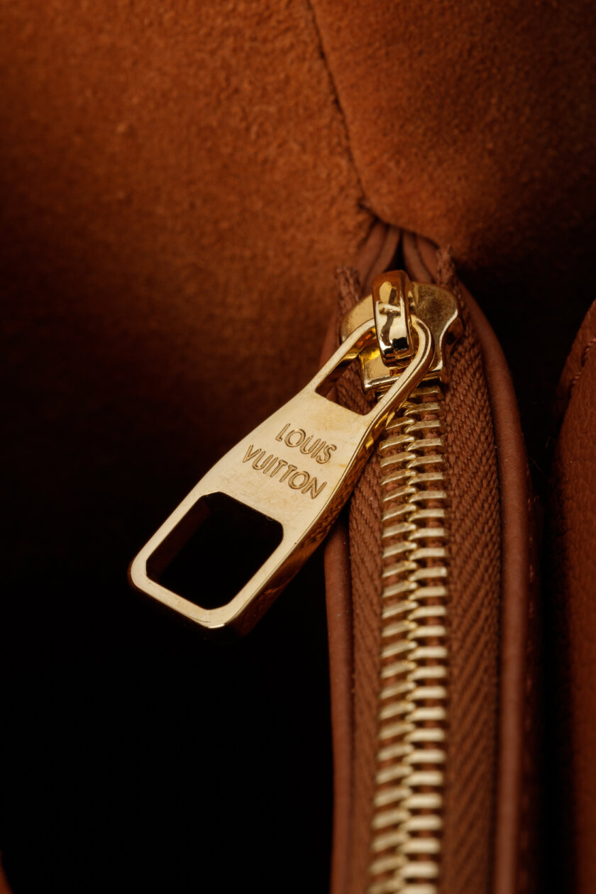 <span style="font-size: 10px; color: rgb(101, 101, 101);letter-spacing: .15em;">NEW COLLECTION</span><br><strong> LOUIS VUITTON </strong><br><div style="margin-top:10px;font-size:16px;"> Capucines Souple GM Handbag Leather Cognac Brown M24879 </div><br> - Image 16