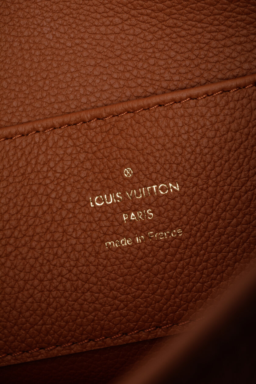 <span style="font-size: 10px; color: rgb(101, 101, 101);letter-spacing: .15em;">NEW COLLECTION</span><br><strong> LOUIS VUITTON </strong><br><div style="margin-top:10px;font-size:16px;"> Capucines Souple GM Handbag Leather Cognac Brown M24879 </div><br> - Image 18