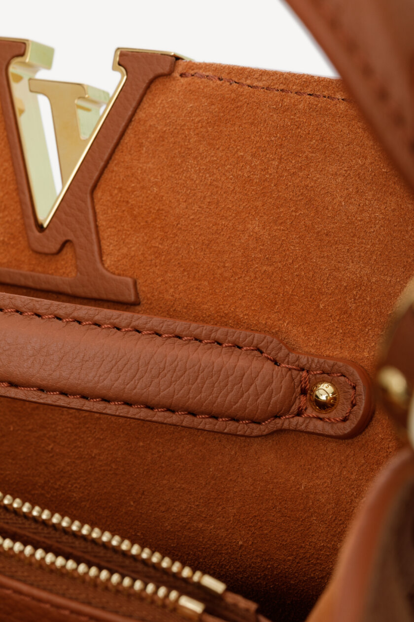 <span style="font-size: 10px; color: rgb(101, 101, 101);letter-spacing: .15em;">NEW COLLECTION</span><br><strong> LOUIS VUITTON </strong><br><div style="margin-top:10px;font-size:16px;"> Capucines Souple GM Handbag Leather Cognac Brown M24879 </div><br> - Image 20