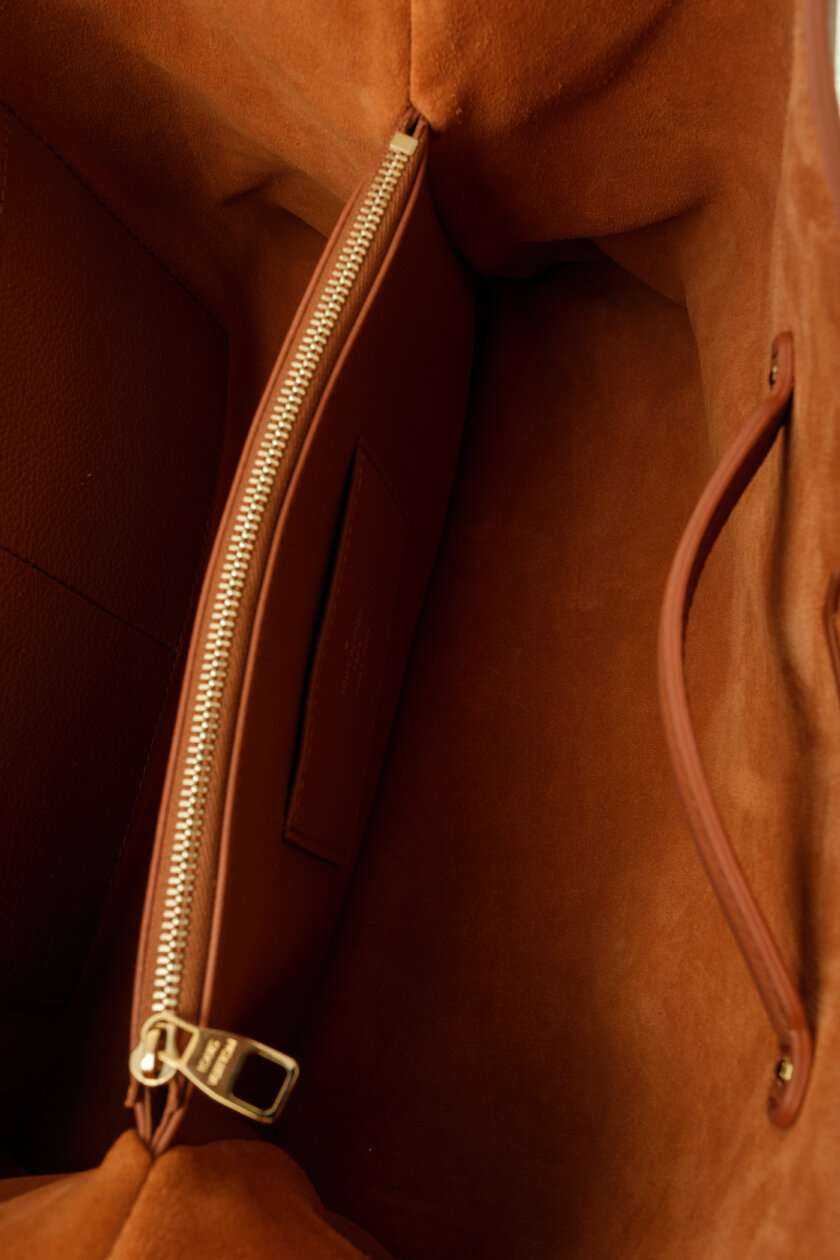 <span style="font-size: 10px; color: rgb(101, 101, 101);letter-spacing: .15em;">NEW COLLECTION</span><br><strong> LOUIS VUITTON </strong><br><div style="margin-top:10px;font-size:16px;"> Capucines Souple GM Handbag Leather Cognac Brown M24879 </div><br> - Image 17
