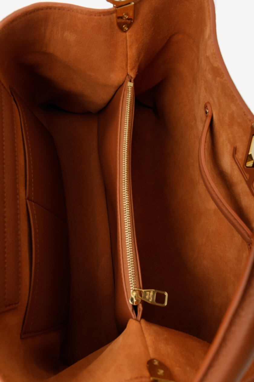 <span style="font-size: 10px; color: rgb(101, 101, 101);letter-spacing: .15em;">NEW COLLECTION</span><br><strong> LOUIS VUITTON </strong><br><div style="margin-top:10px;font-size:16px;"> Capucines Souple GM Handbag Leather Cognac Brown M24879 </div><br> - Image 19