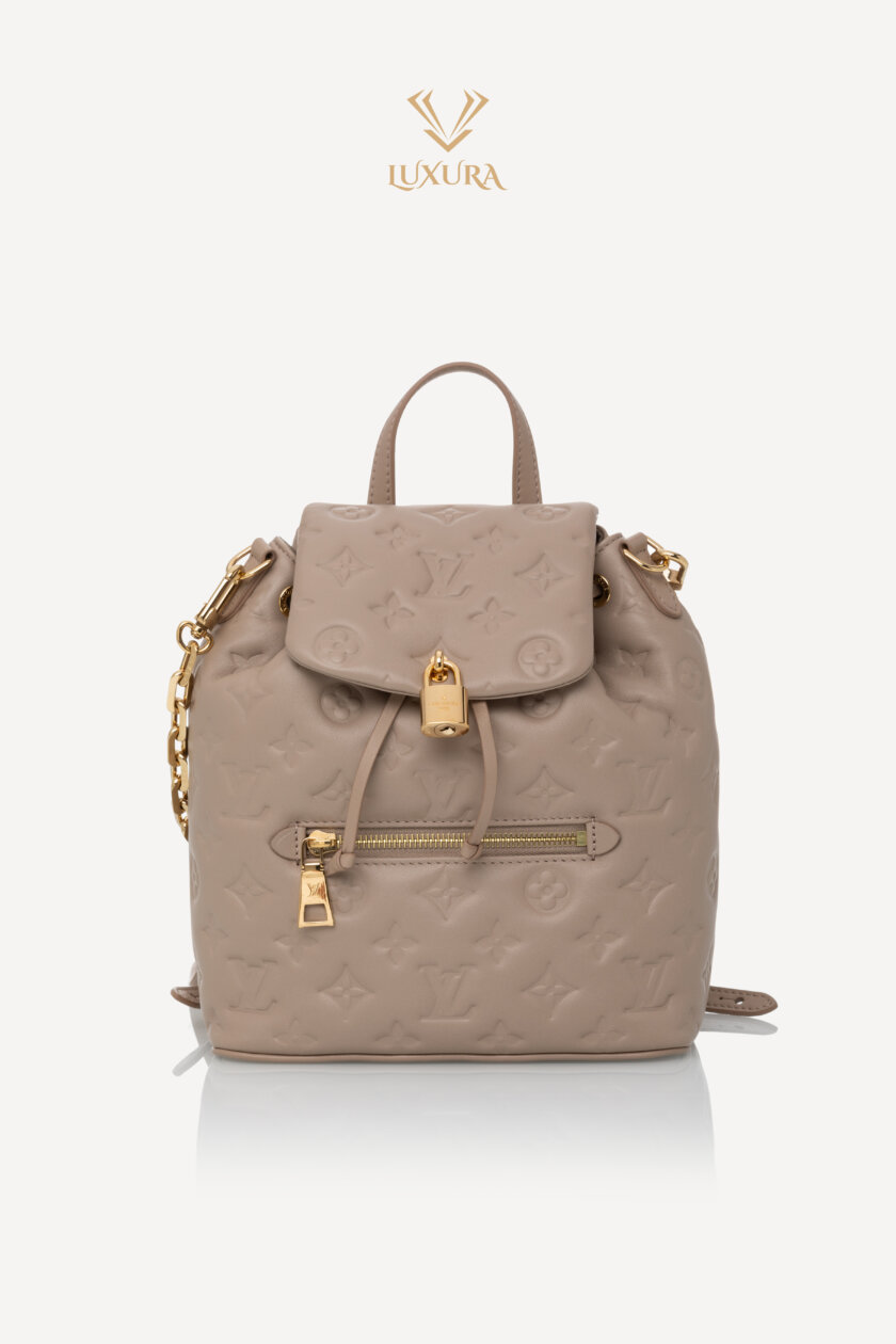 <span style="font-size: 10px; color: rgb(101, 101, 101);letter-spacing: .15em;">NEW COLLECTION</span><br><strong> LOUIS VUITTON </strong><br><div style="margin-top:10px;font-size:16px;">Coussin Backpack PM Galet M13358</div><br>