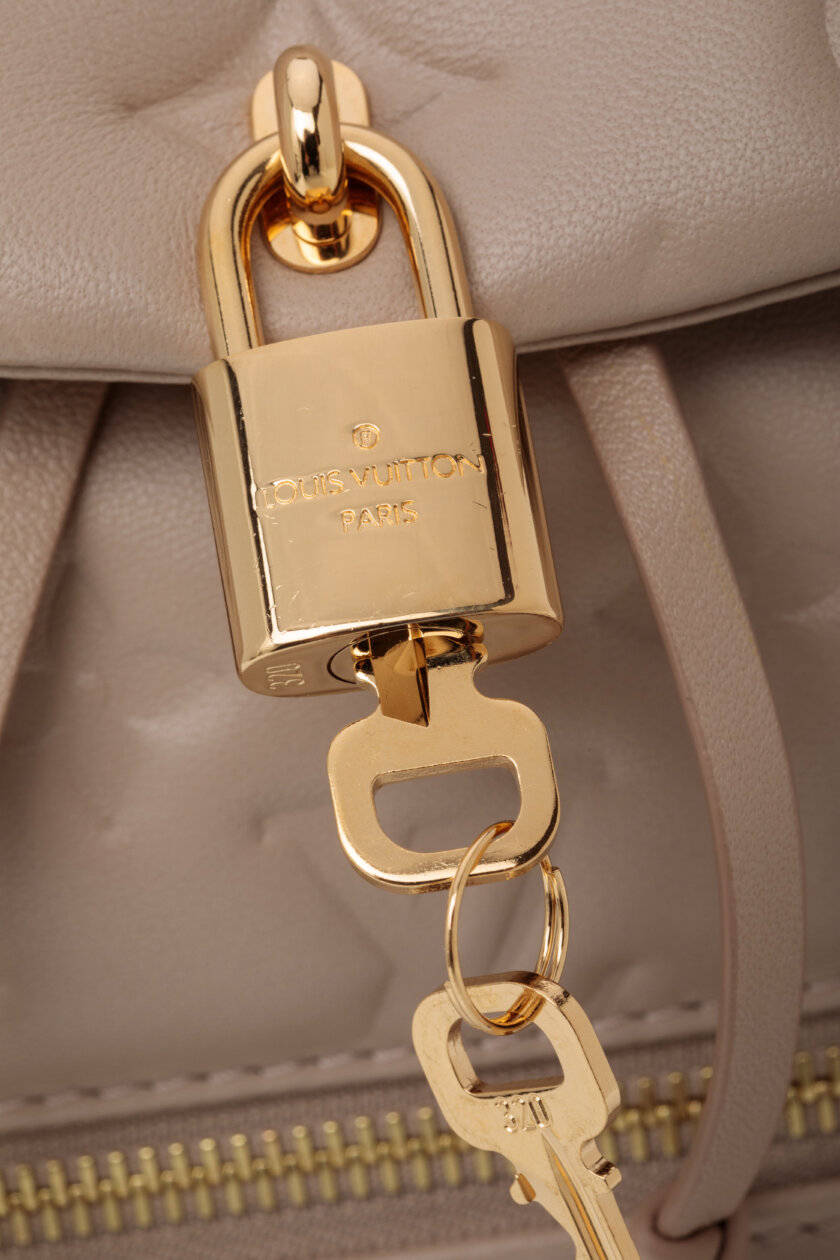 <span style="font-size: 10px; color: rgb(101, 101, 101);letter-spacing: .15em;">NEW COLLECTION</span><br><strong> LOUIS VUITTON </strong><br><div style="margin-top:10px;font-size:16px;">Coussin Backpack PM Galet M13358</div><br> - Image 12