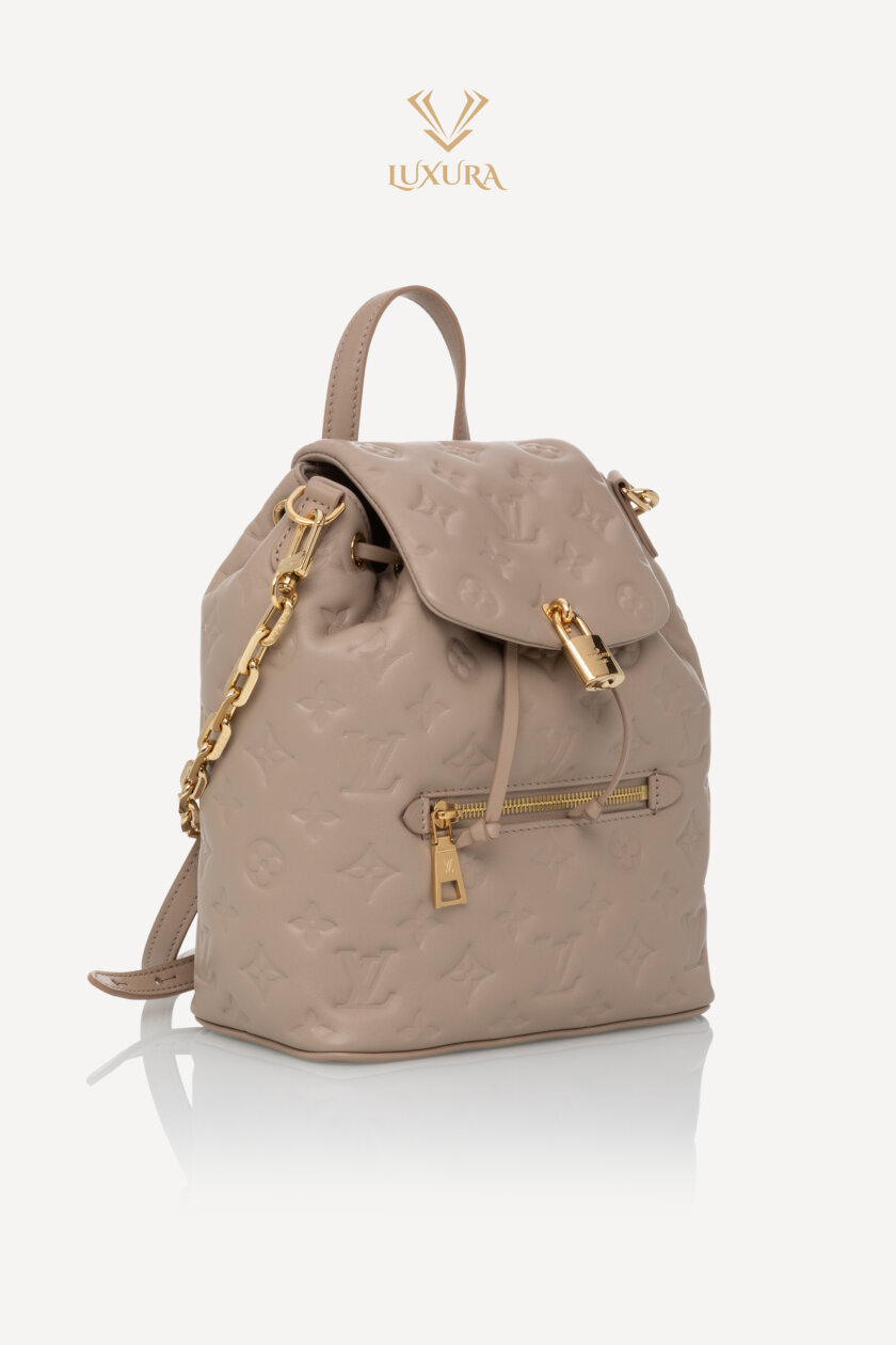 <span style="font-size: 10px; color: rgb(101, 101, 101);letter-spacing: .15em;">NEW COLLECTION</span><br><strong> LOUIS VUITTON </strong><br><div style="margin-top:10px;font-size:16px;">Coussin Backpack PM Galet M13358</div><br> - Image 3