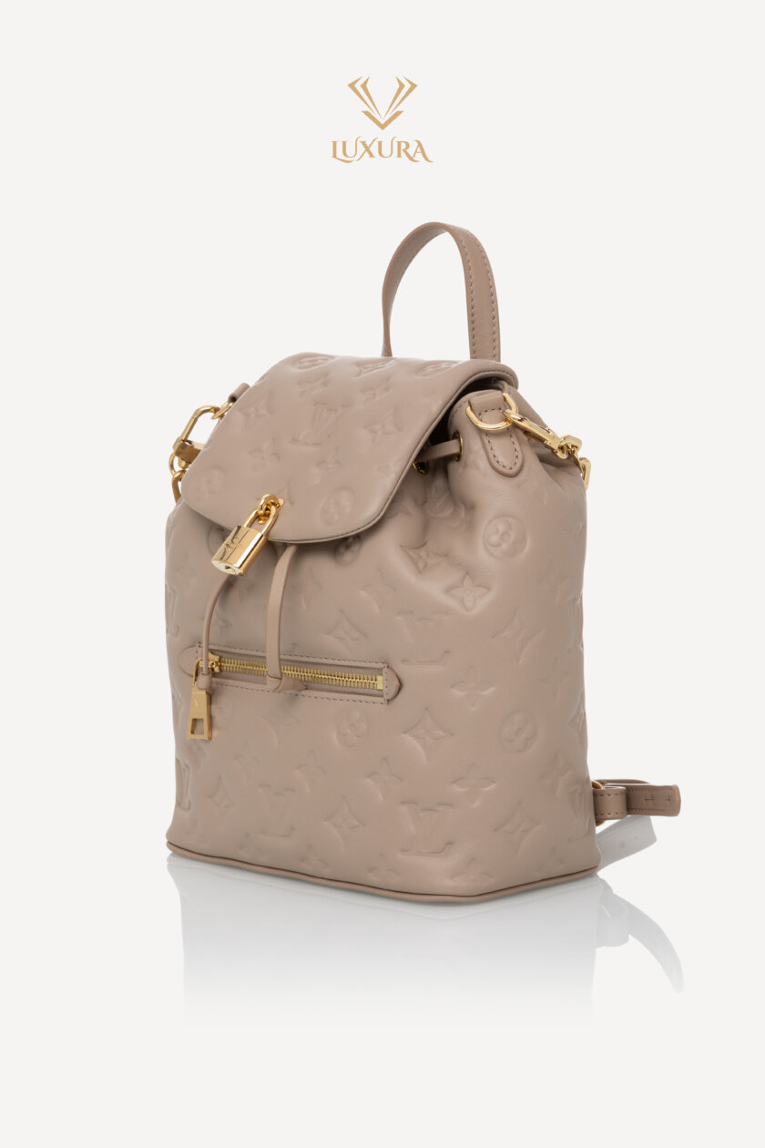 <span style="font-size: 10px; color: rgb(101, 101, 101);letter-spacing: .15em;">NEW COLLECTION</span><br><strong> LOUIS VUITTON </strong><br><div style="margin-top:10px;font-size:16px;">Coussin Backpack PM Galet M13358</div><br> - Image 9