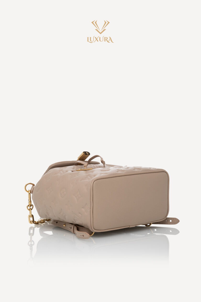 <span style="font-size: 10px; color: rgb(101, 101, 101);letter-spacing: .15em;">NEW COLLECTION</span><br><strong> LOUIS VUITTON </strong><br><div style="margin-top:10px;font-size:16px;">Coussin Backpack PM Galet M13358</div><br> - Image 21