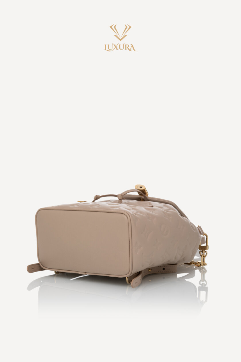 <span style="font-size: 10px; color: rgb(101, 101, 101);letter-spacing: .15em;">NEW COLLECTION</span><br><strong> LOUIS VUITTON </strong><br><div style="margin-top:10px;font-size:16px;">Coussin Backpack PM Galet M13358</div><br> - Image 23