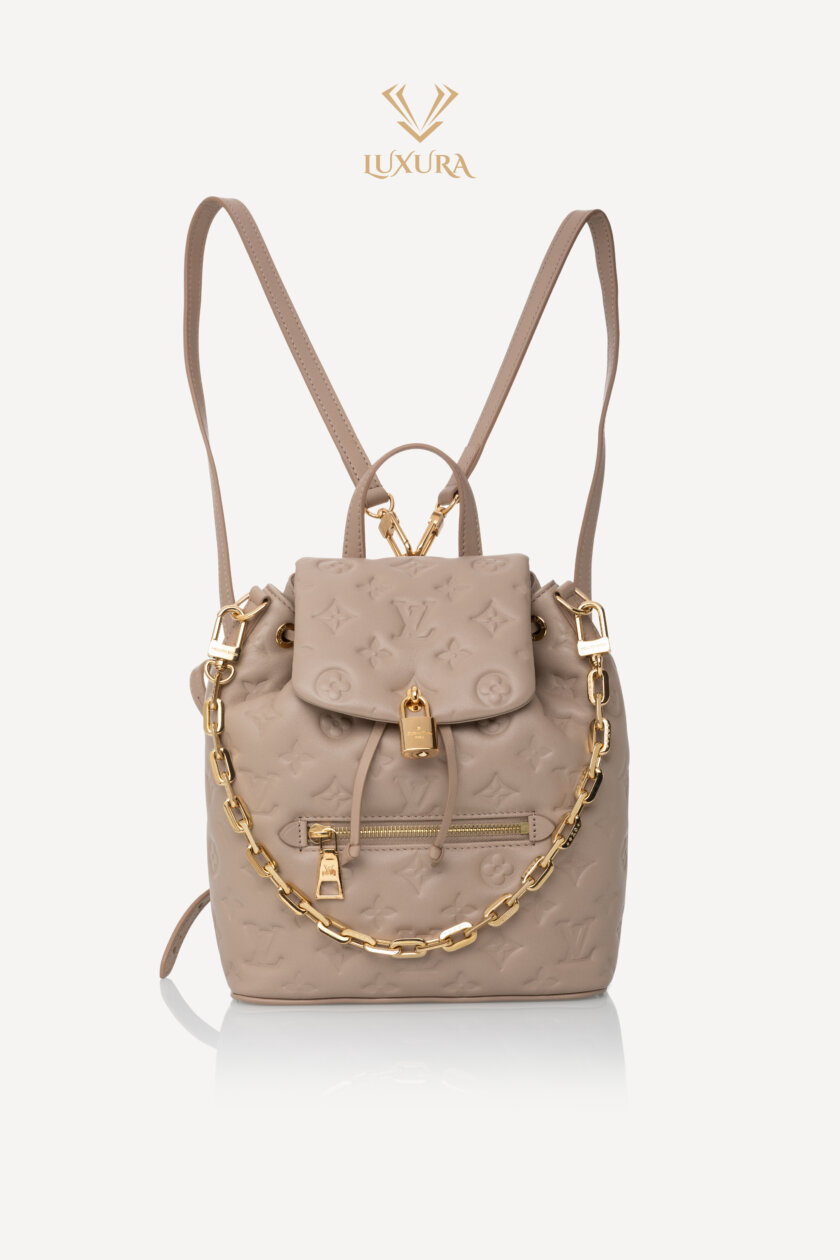 <span style="font-size: 10px; color: rgb(101, 101, 101);letter-spacing: .15em;">NEW COLLECTION</span><br><strong> LOUIS VUITTON </strong><br><div style="margin-top:10px;font-size:16px;">Coussin Backpack PM Galet M13358</div><br> - Image 5